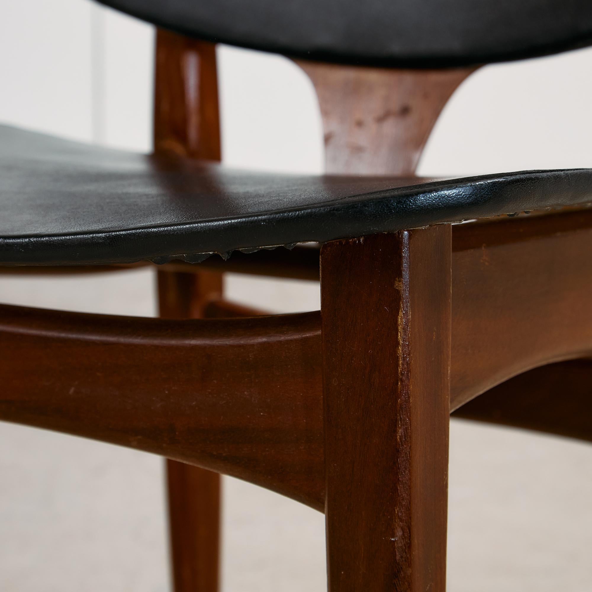 Metà XX secolo Sedia moderna di metà secolo di Elliots of Newbury in pelle nera e teak, anni '60 in vendita