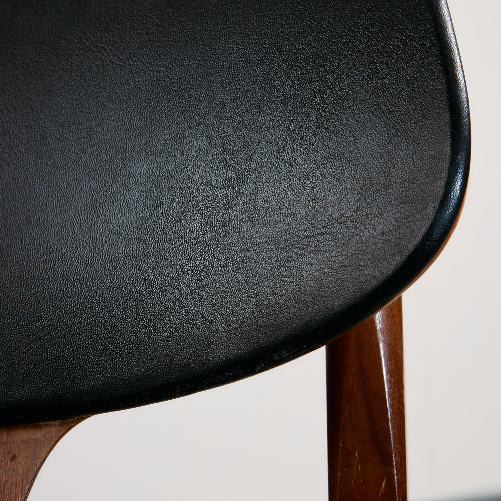 Pelle Sedia moderna di metà secolo di Elliots of Newbury in pelle nera e teak, anni '60 in vendita