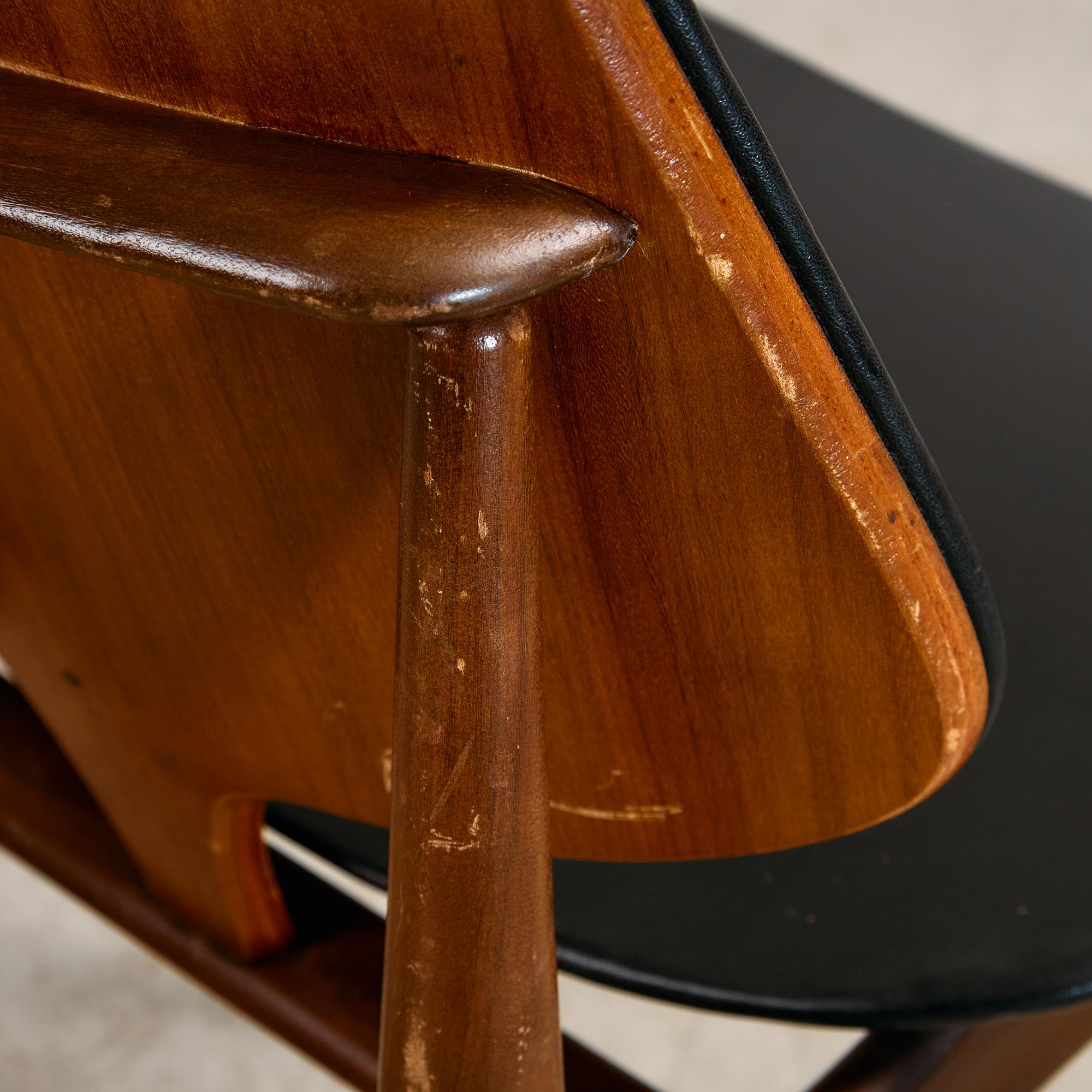 Sedia moderna di metà secolo di Elliots of Newbury in pelle nera e teak, anni '60 in vendita 1