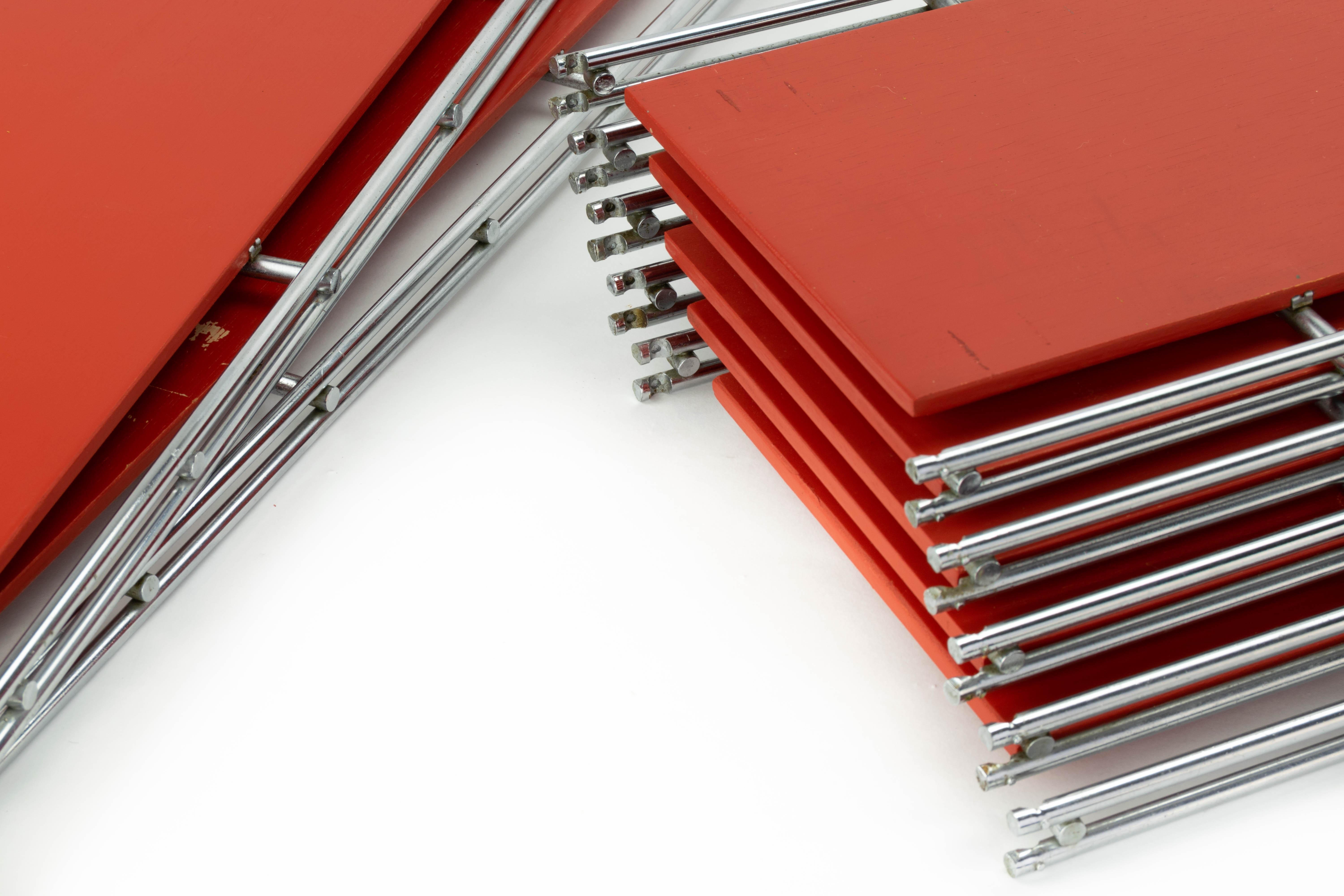 Étagère en bois laqué rouge 