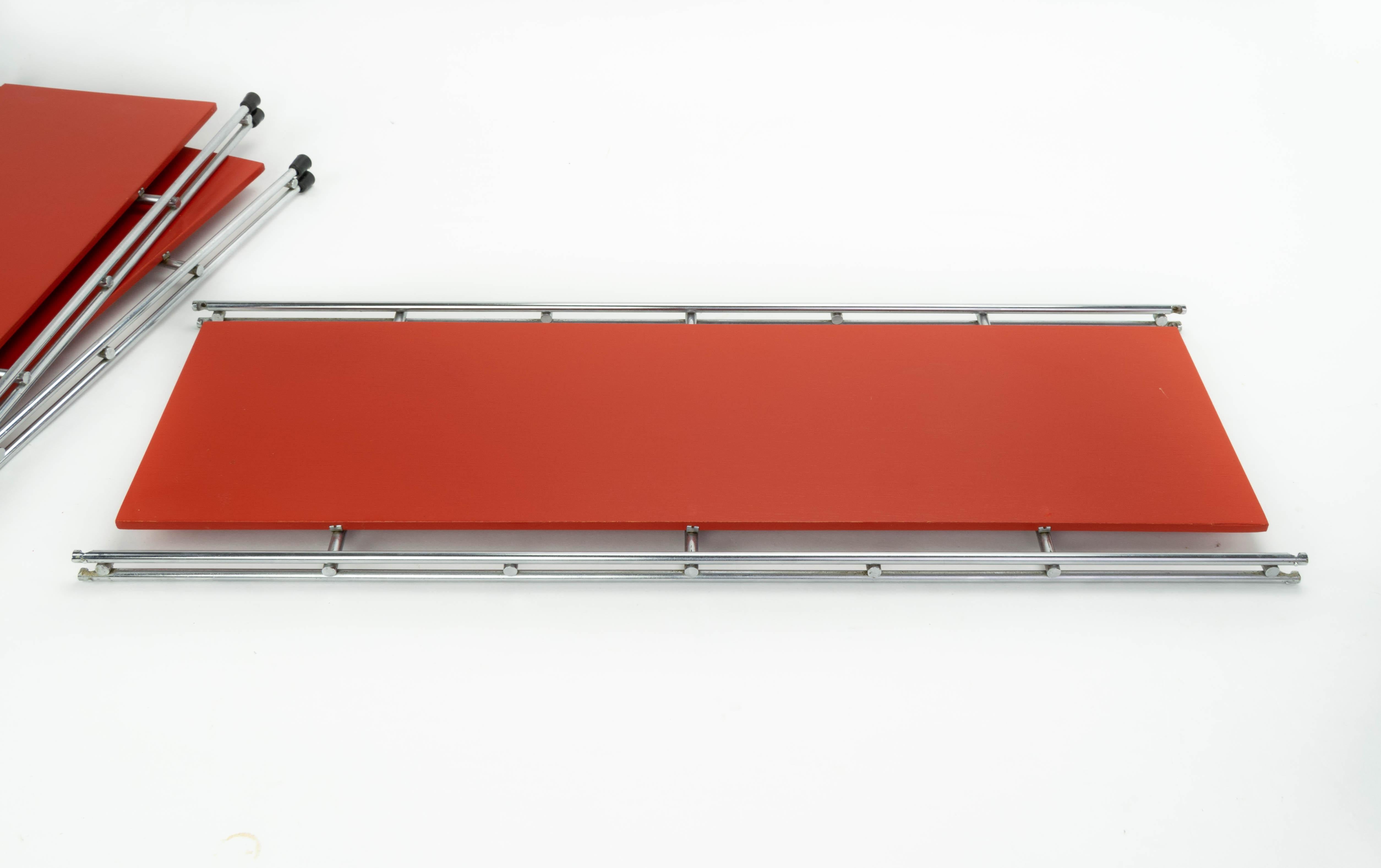 Étagère en bois laqué rouge 