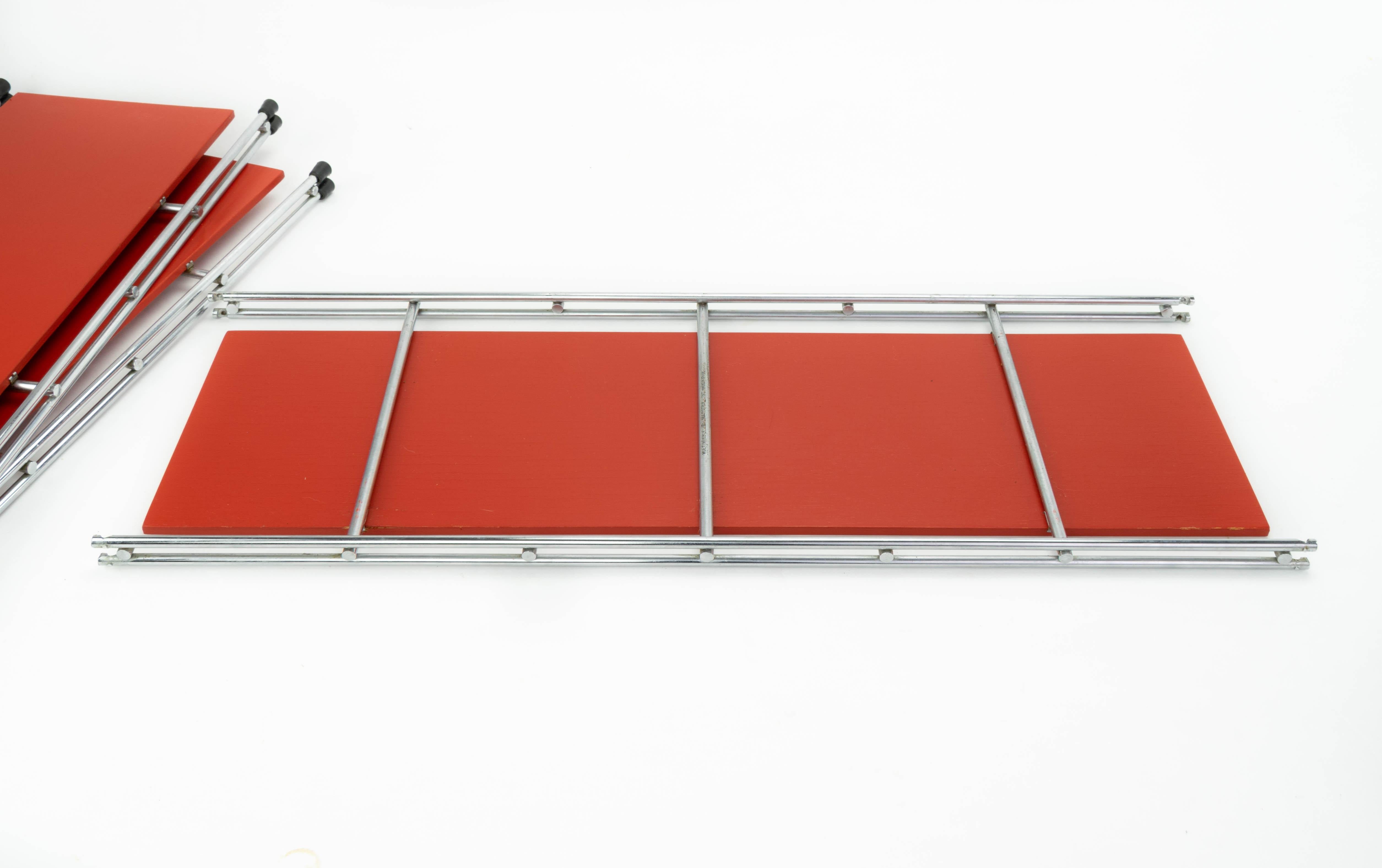 Étagère en bois laqué rouge 