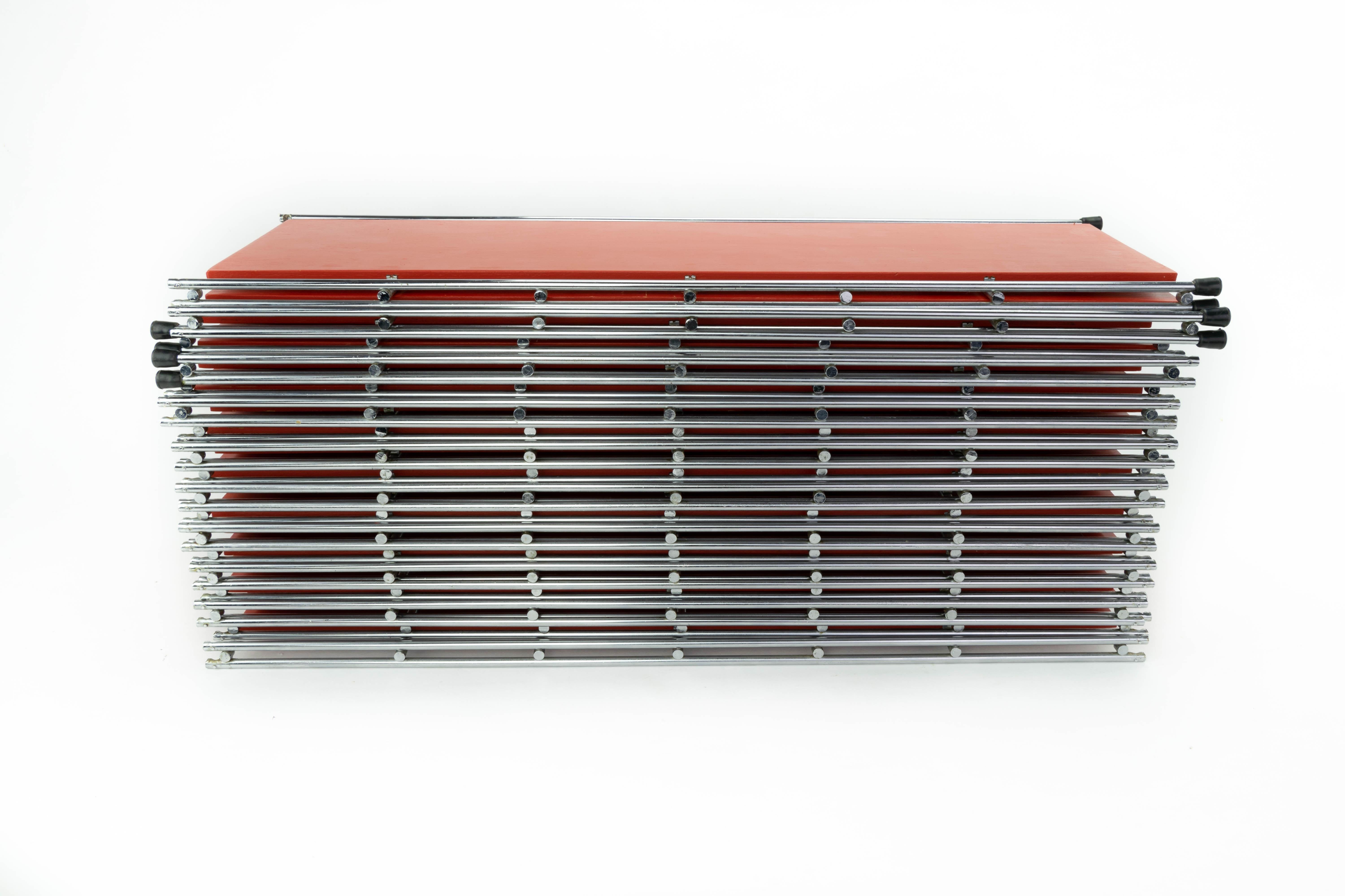 Étagère en bois laqué rouge 