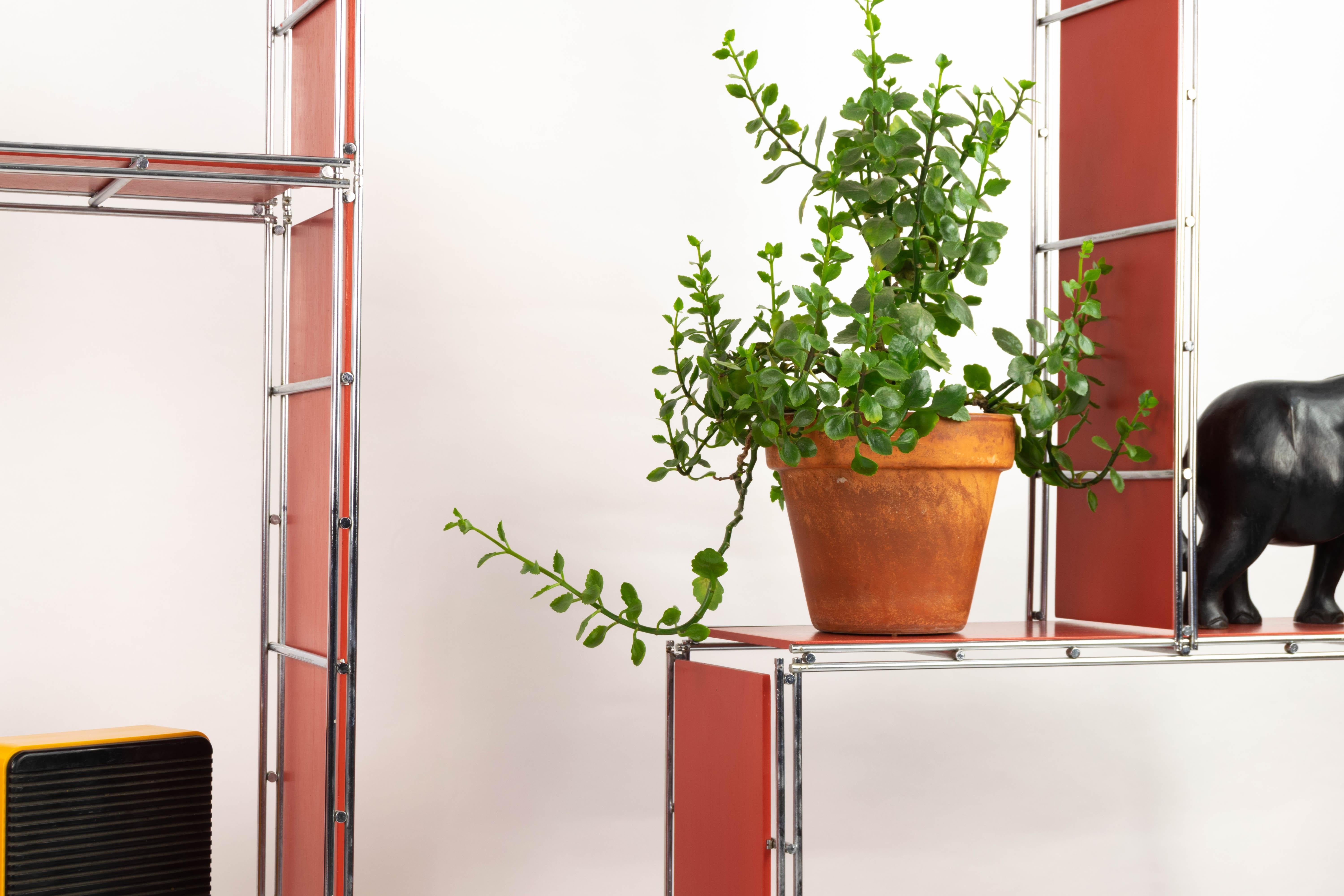 Étagère en bois laqué rouge 