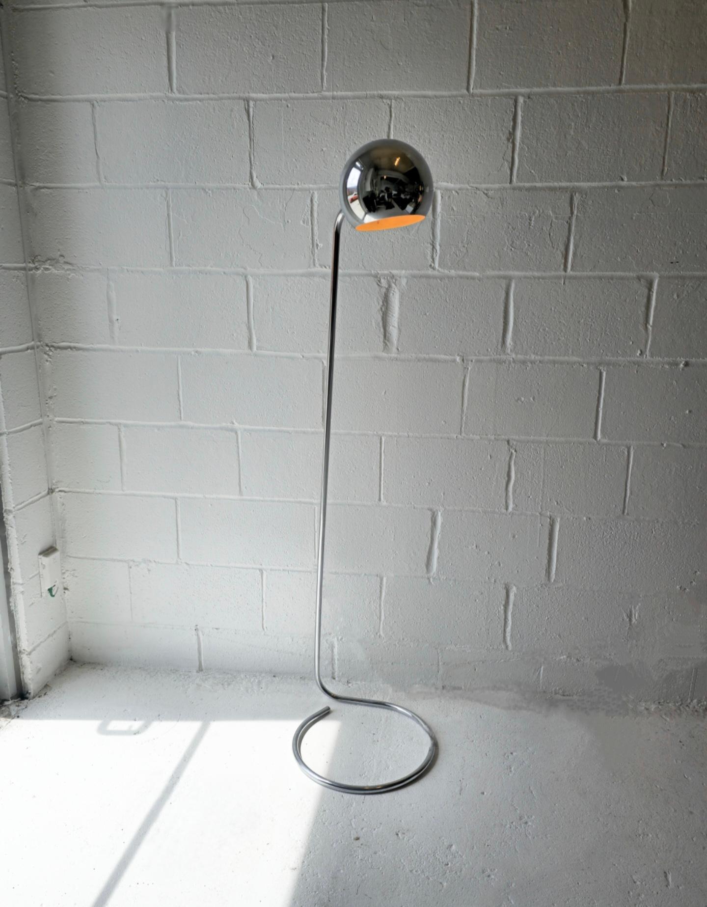 Superbe lampadaire chromé des années 1970 avec abat-jour réglable. Cette lampe est dotée d'un corps chromé et d'une base incurvée. Lampadaire très unique qui s'adapte à tous les styles d'intérieurs. 
En bon état général, quelques signes d'usure sont