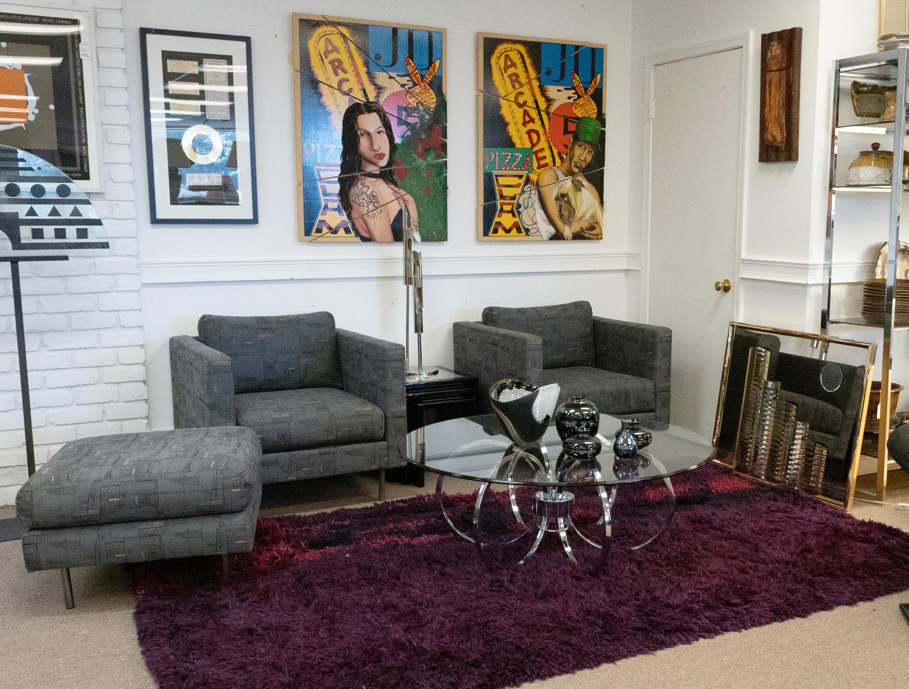 Mid-Century Modern Chrome and Glass Coffee Table in the Style of Milo Baughman. This design features six sturdy chrome rings that resemble a flower when viewed from above, accompanied by a glass tabletop. This coffee table is ideal for anyone who