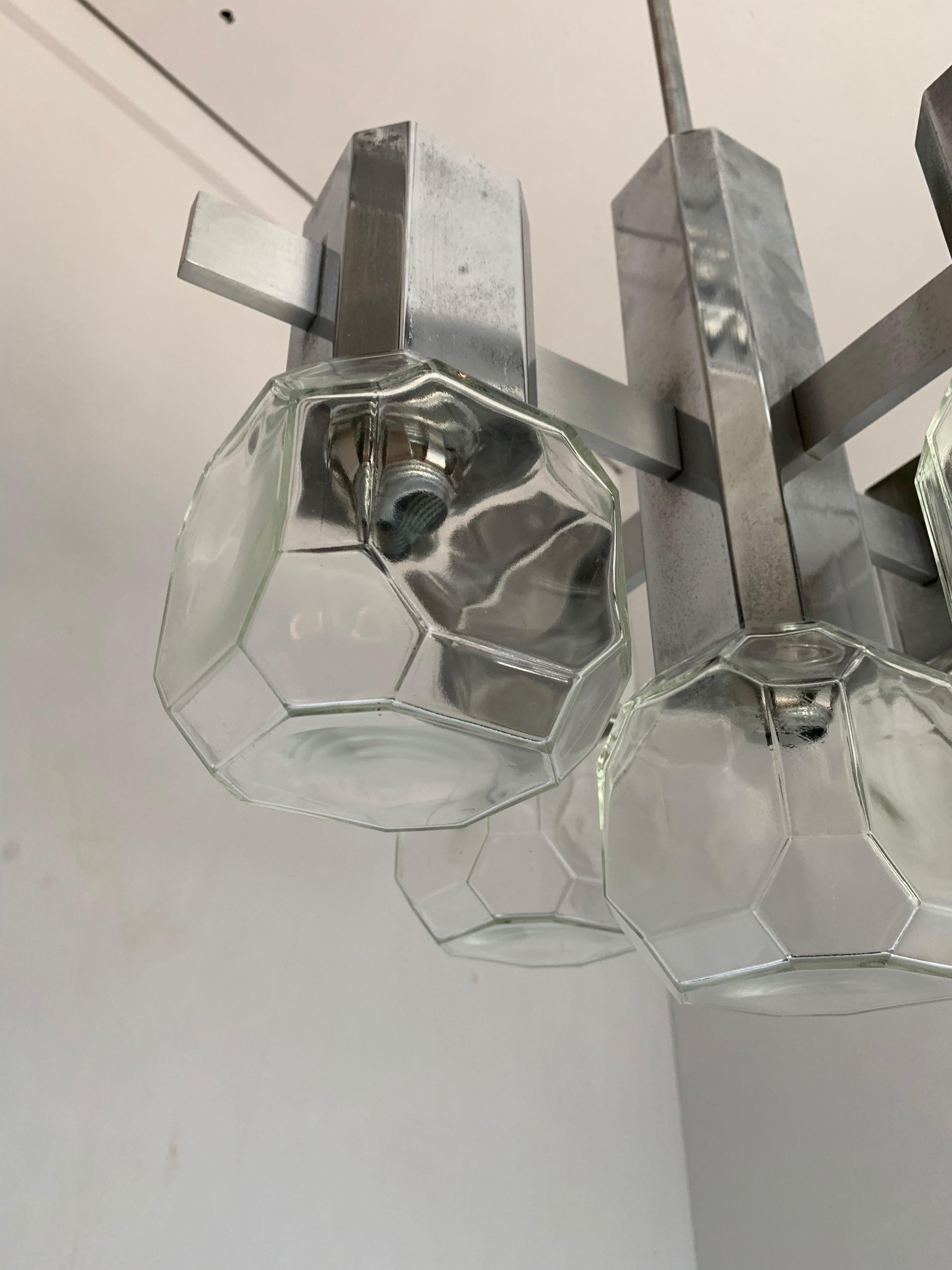 Moderne Pendelleuchte aus Chrom und Metall mit kubischem Design und Glasschirmen aus der Mitte des Jahrhunderts im Angebot 5