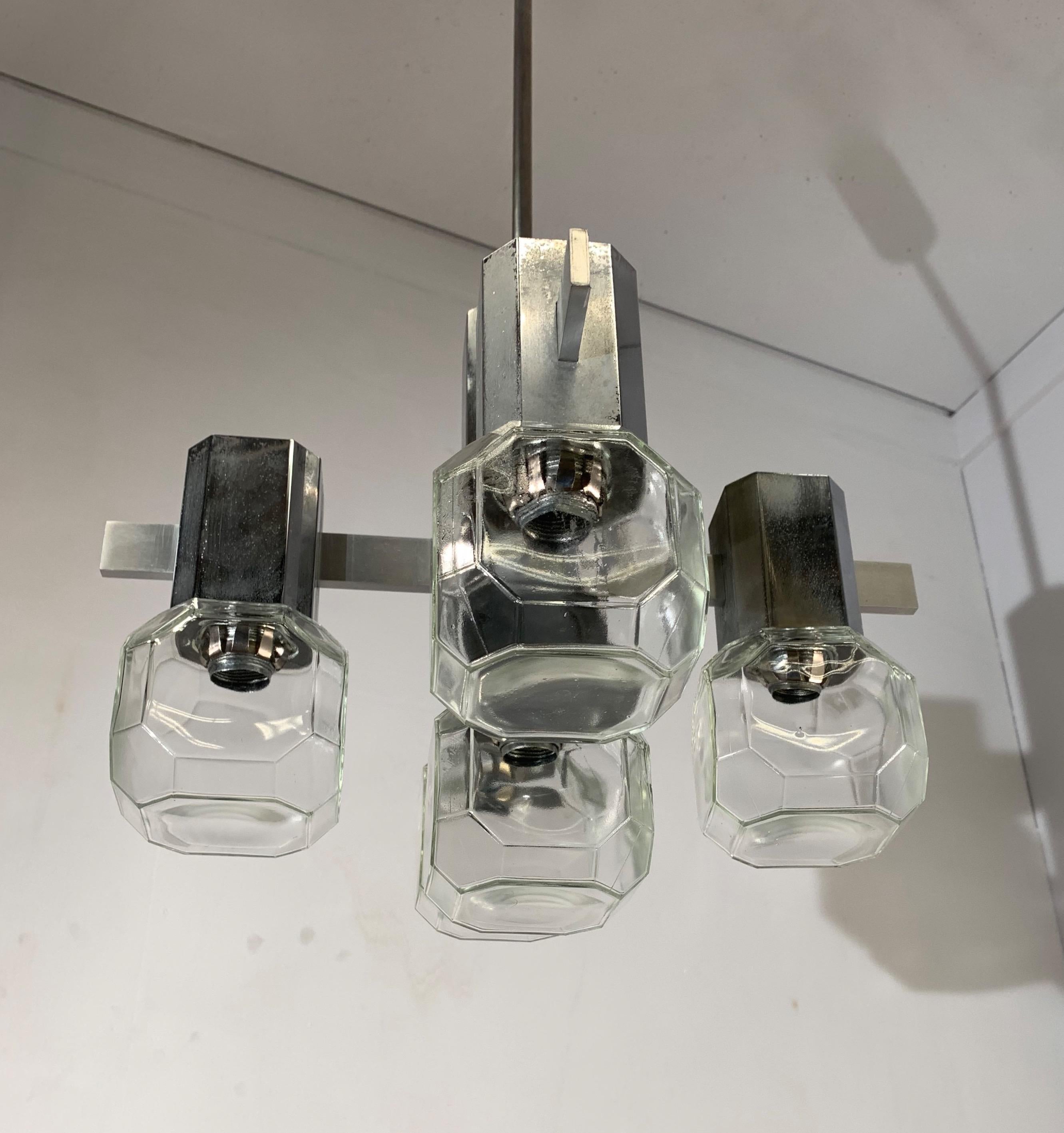 Moderne Pendelleuchte aus Chrom und Metall mit kubischem Design und Glasschirmen aus der Mitte des Jahrhunderts im Angebot 12