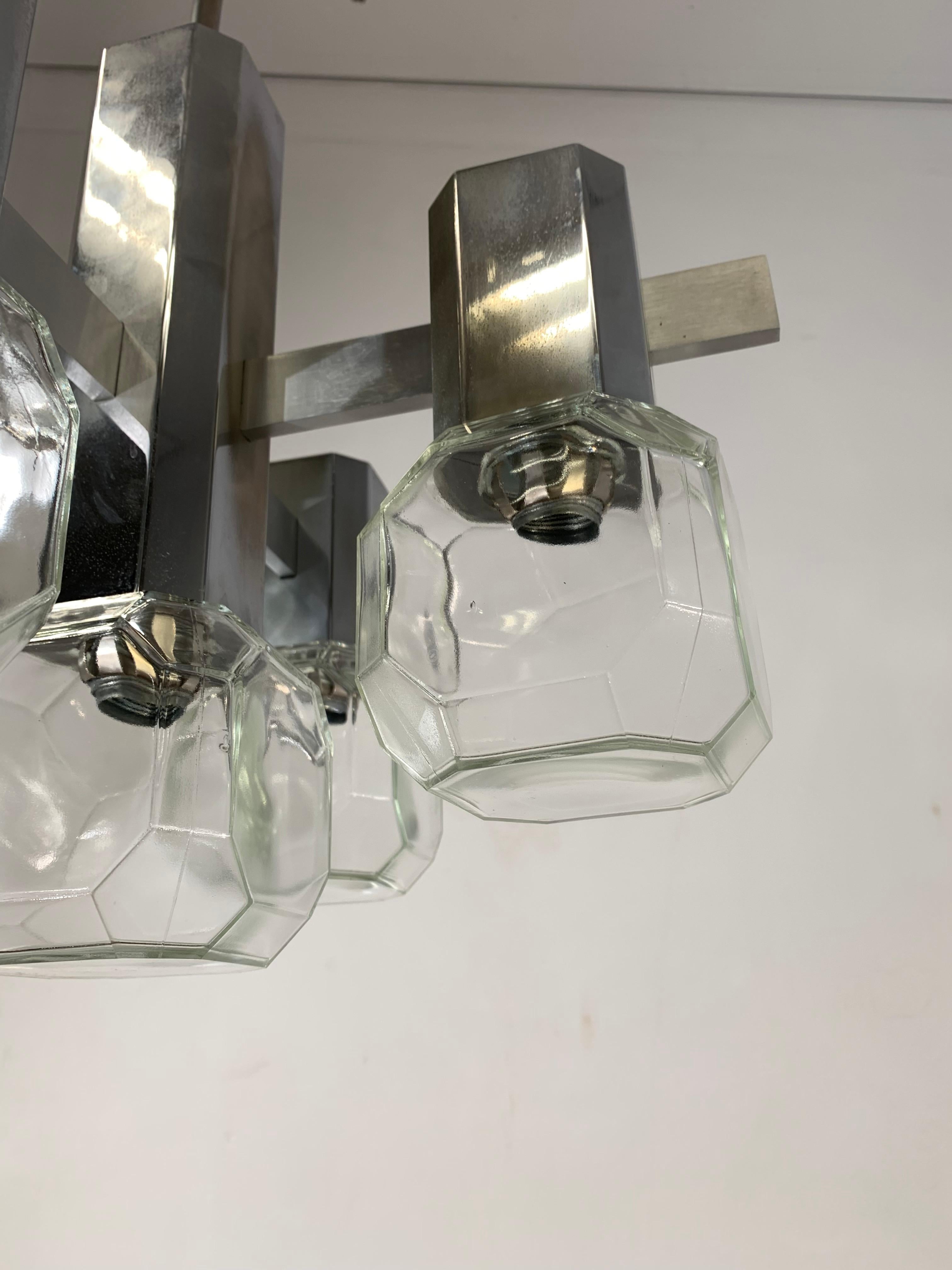 Moderne Pendelleuchte aus Chrom und Metall mit kubischem Design und Glasschirmen aus der Mitte des Jahrhunderts im Angebot 13