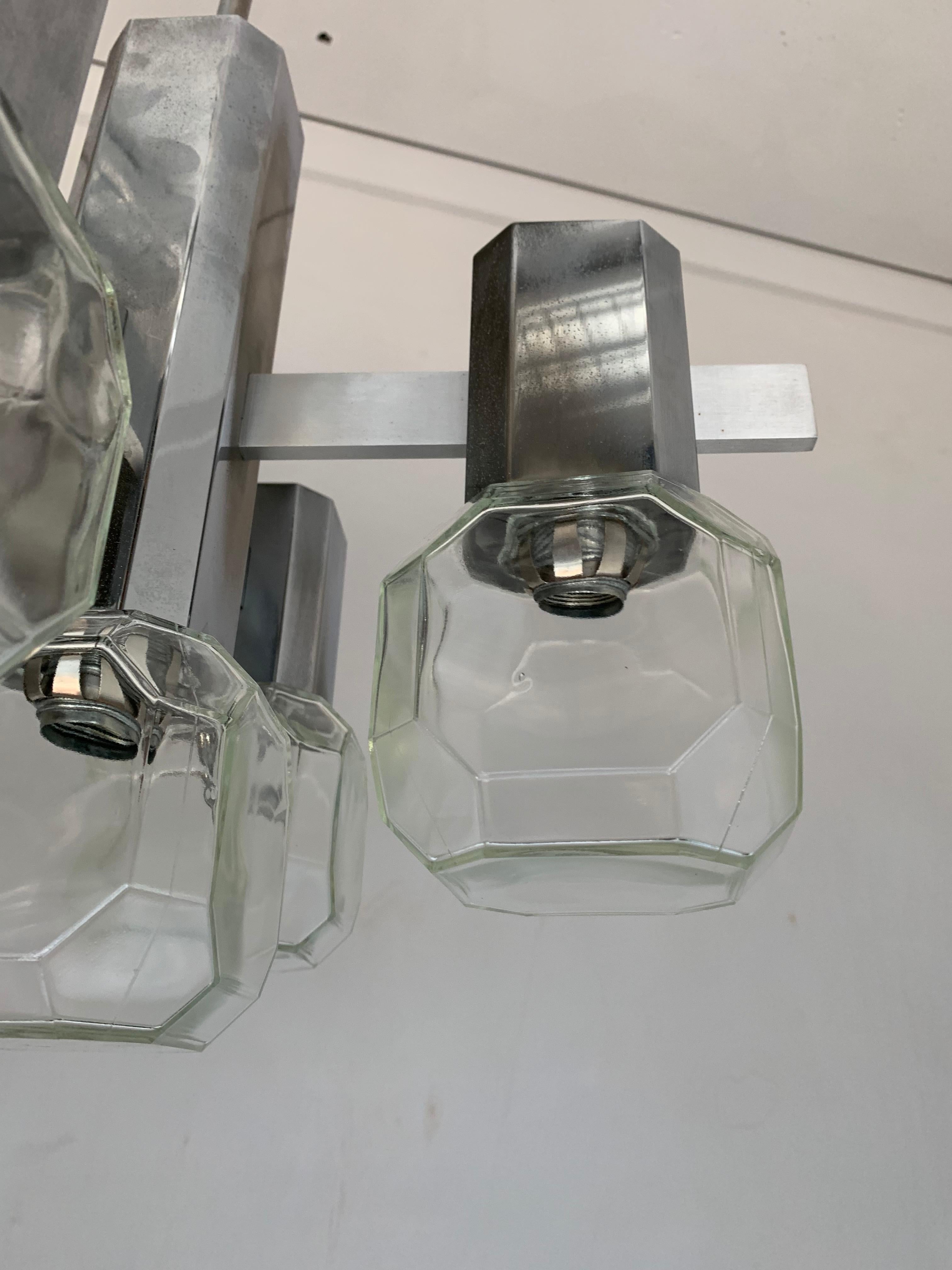 Moderne Pendelleuchte aus Chrom und Metall mit kubischem Design und Glasschirmen aus der Mitte des Jahrhunderts im Angebot 2