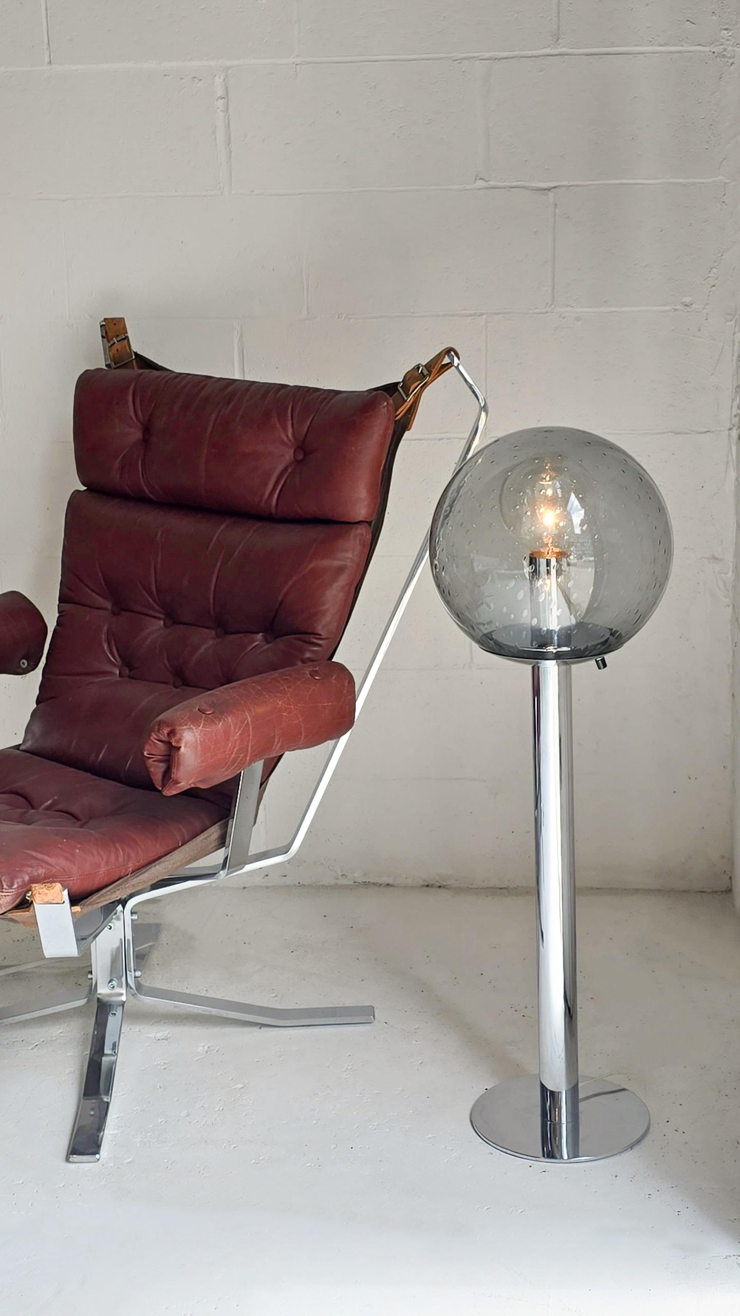 Lámpara Globe Lighting Tubular y de Vidrio Artístico Cromado Moderno de Mediados de Siglo Moderno de mediados de siglo en venta