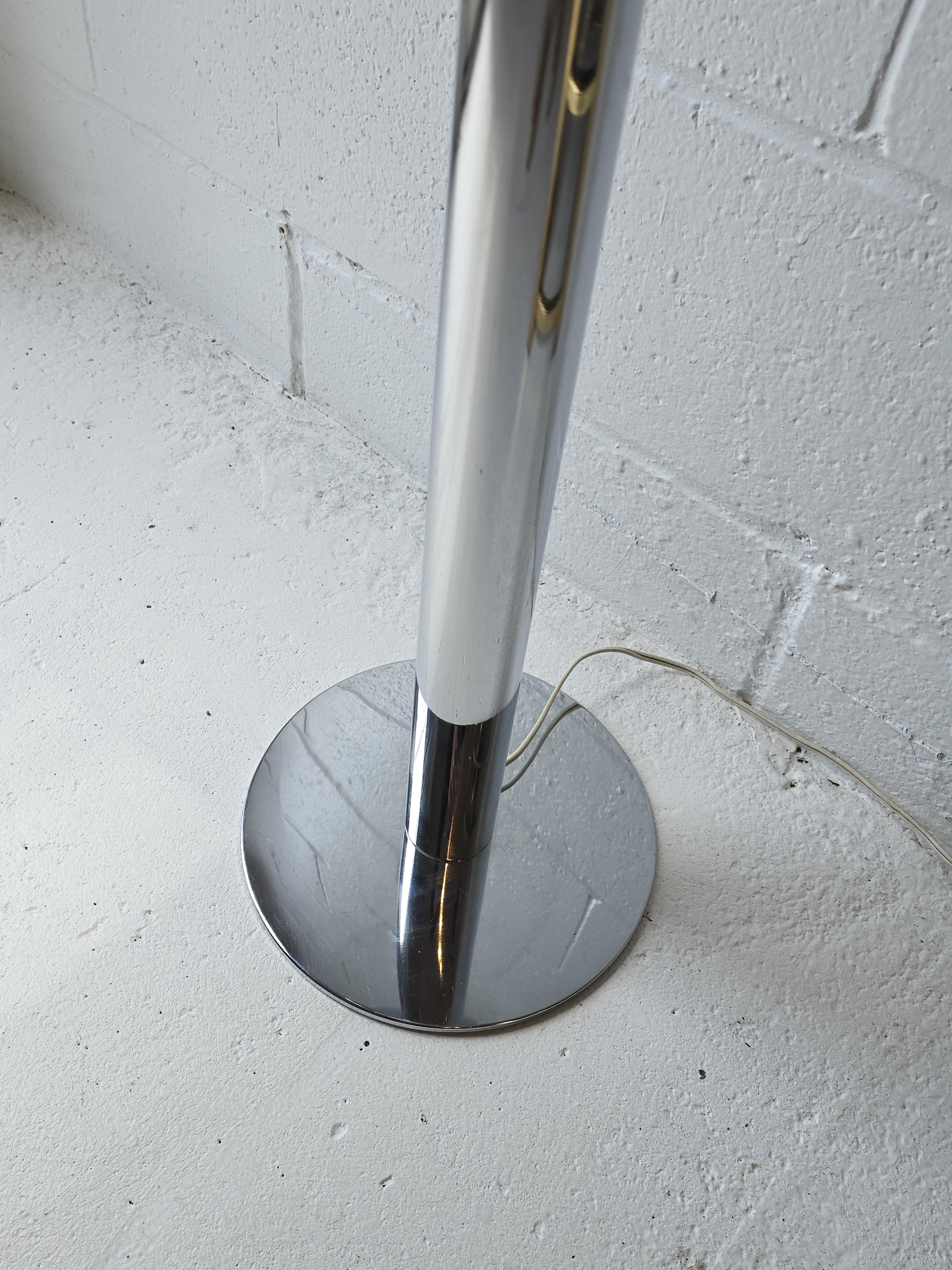 Lámpara Globe Lighting Tubular y de Vidrio Artístico Cromado Moderno de Mediados de Siglo en Bueno estado para la venta en Toronto, ON
