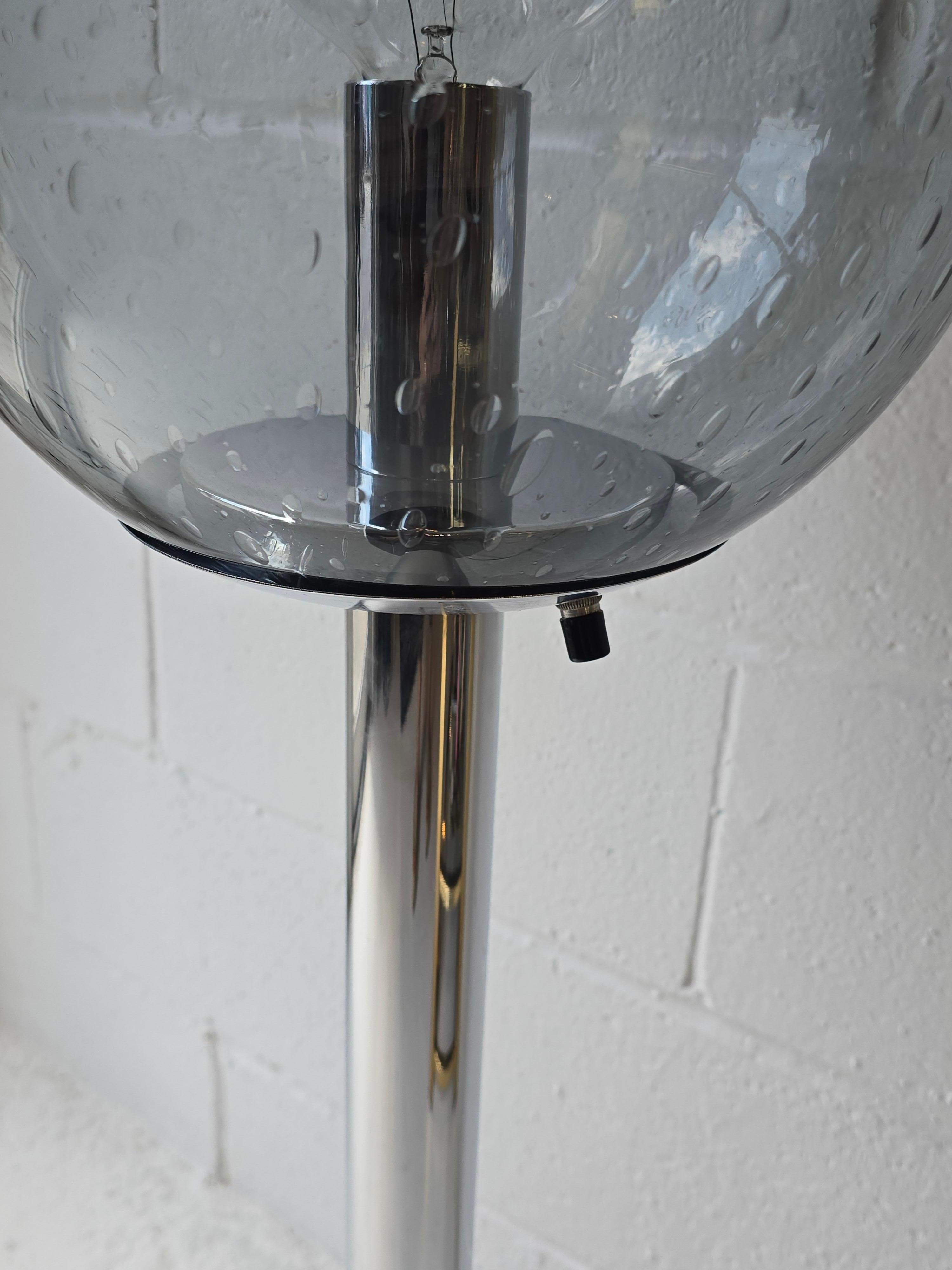 Lámpara Globe Lighting Tubular y de Vidrio Artístico Cromado Moderno de Mediados de Siglo finales del siglo XX en venta