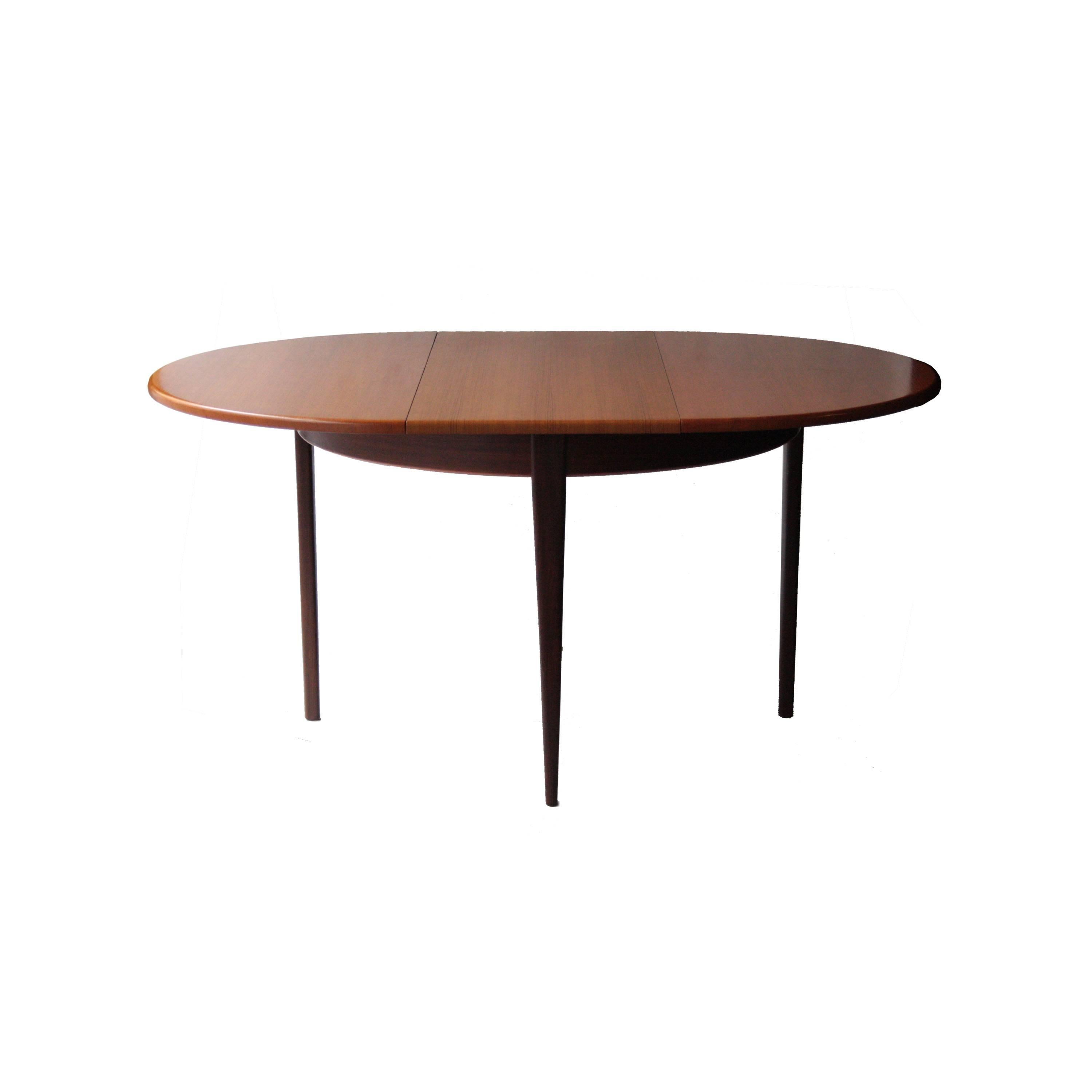 Round dining table in Mahogany, extendable 50cm.