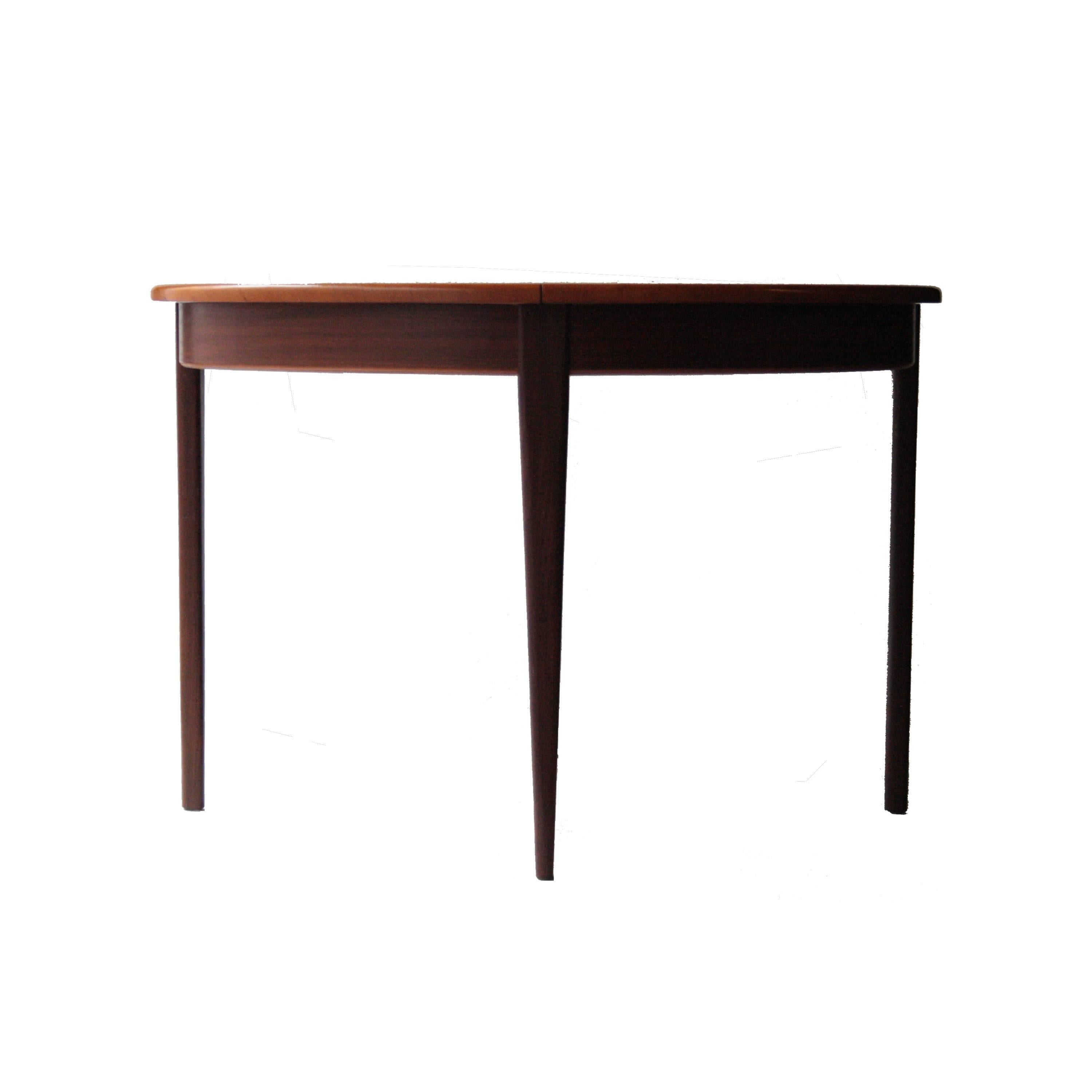 Mid-Century Modern Italienne circulaire mi-siècle moderne  Table de salle à manger à rallonge en teck, 1950 en vente