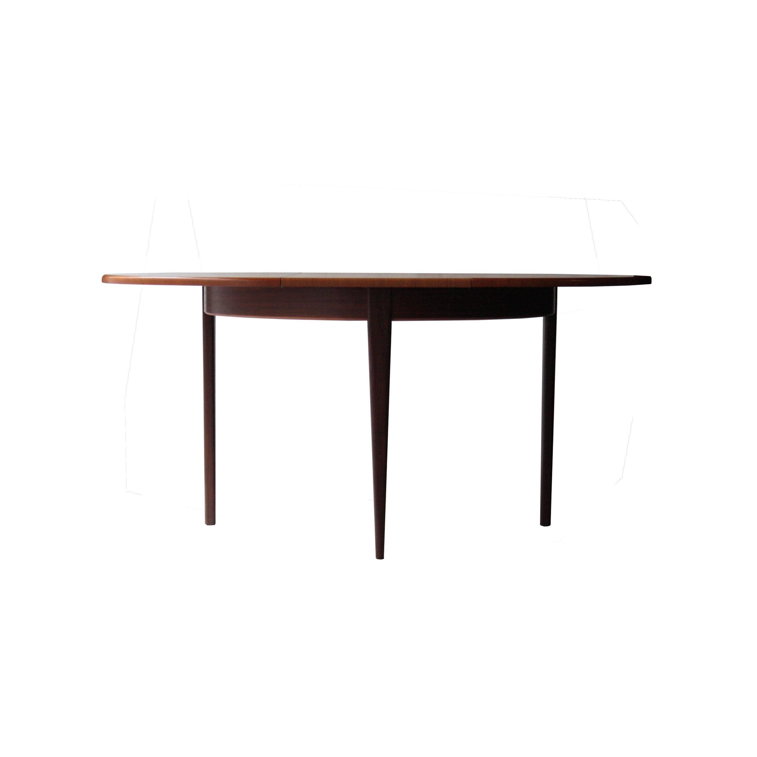 Mid-Century Modern Circular Italian  Extendable Teak Dining Table, 1950 In Good Condition For Sale In Madrid, ES