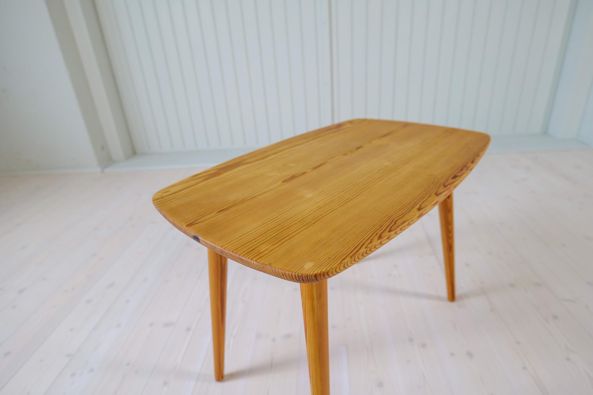 Midcentury Modern Coffe Table in Pine Sweden 1940s For Sale 4