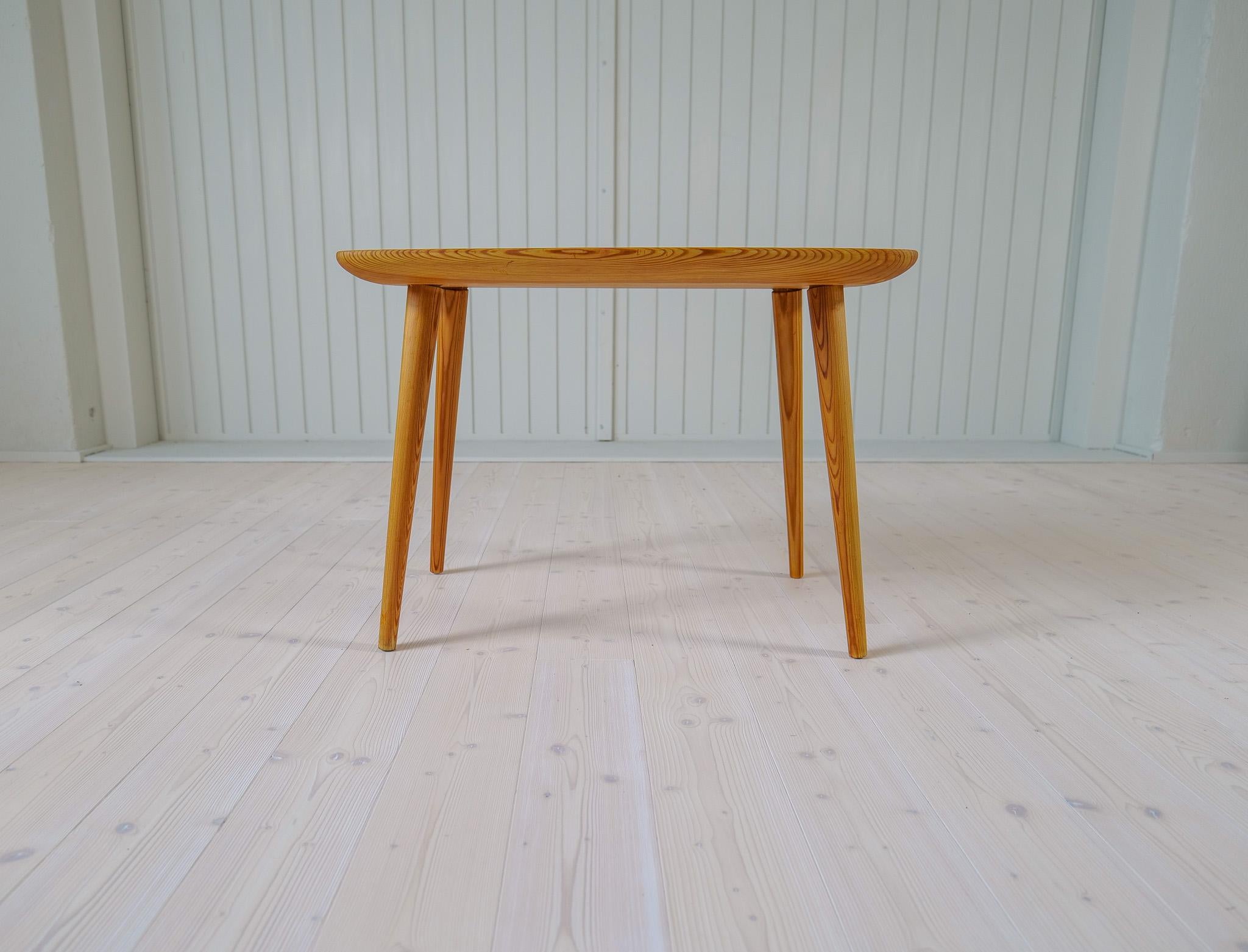 Midcentury Modern Coffe Table in Pine Sweden 1940s For Sale 5