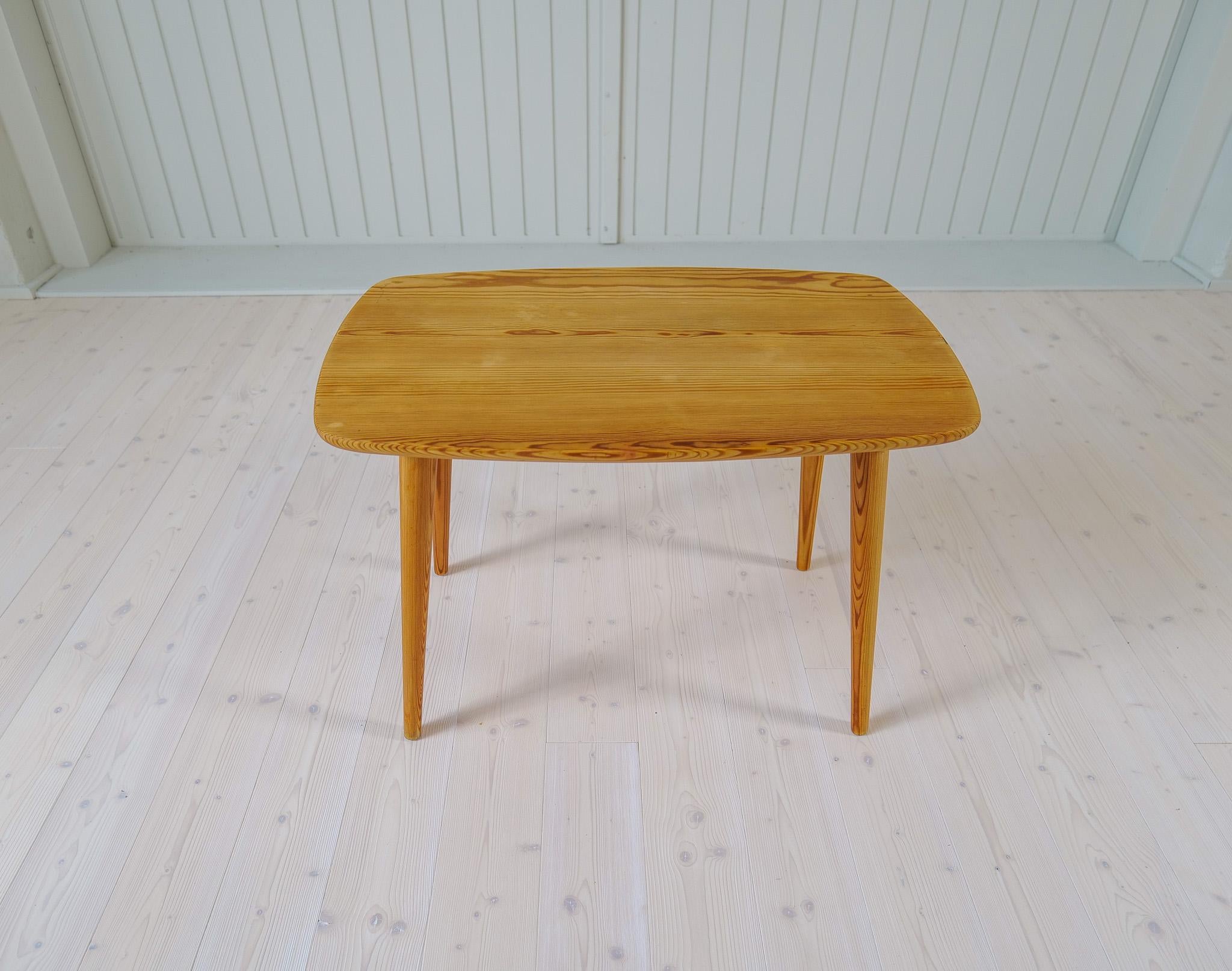 Midcentury Modern Coffe Table in Pine Sweden 1940s For Sale 6
