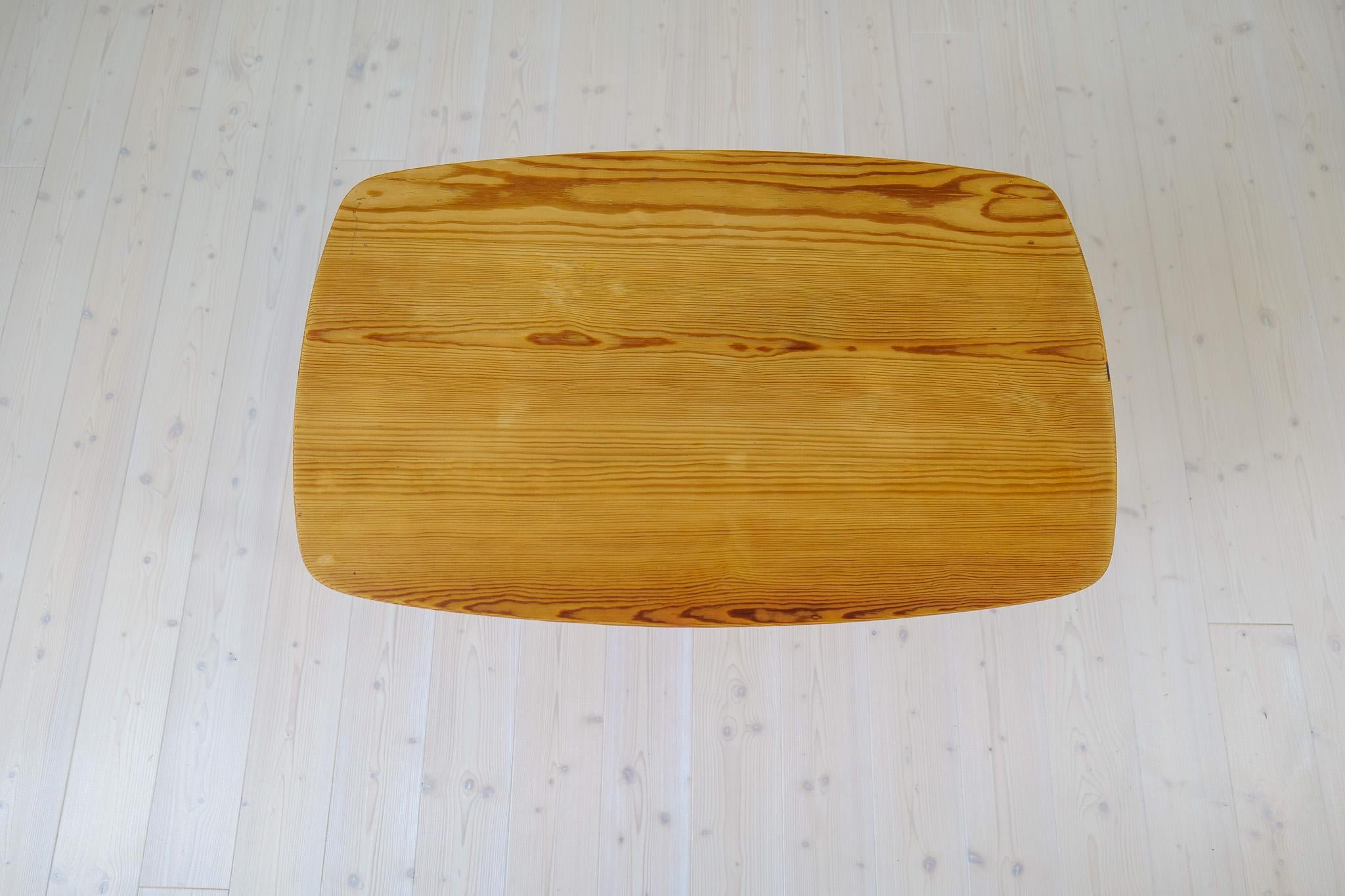 Midcentury Modern Coffe Table in Pine Sweden 1940s For Sale 7