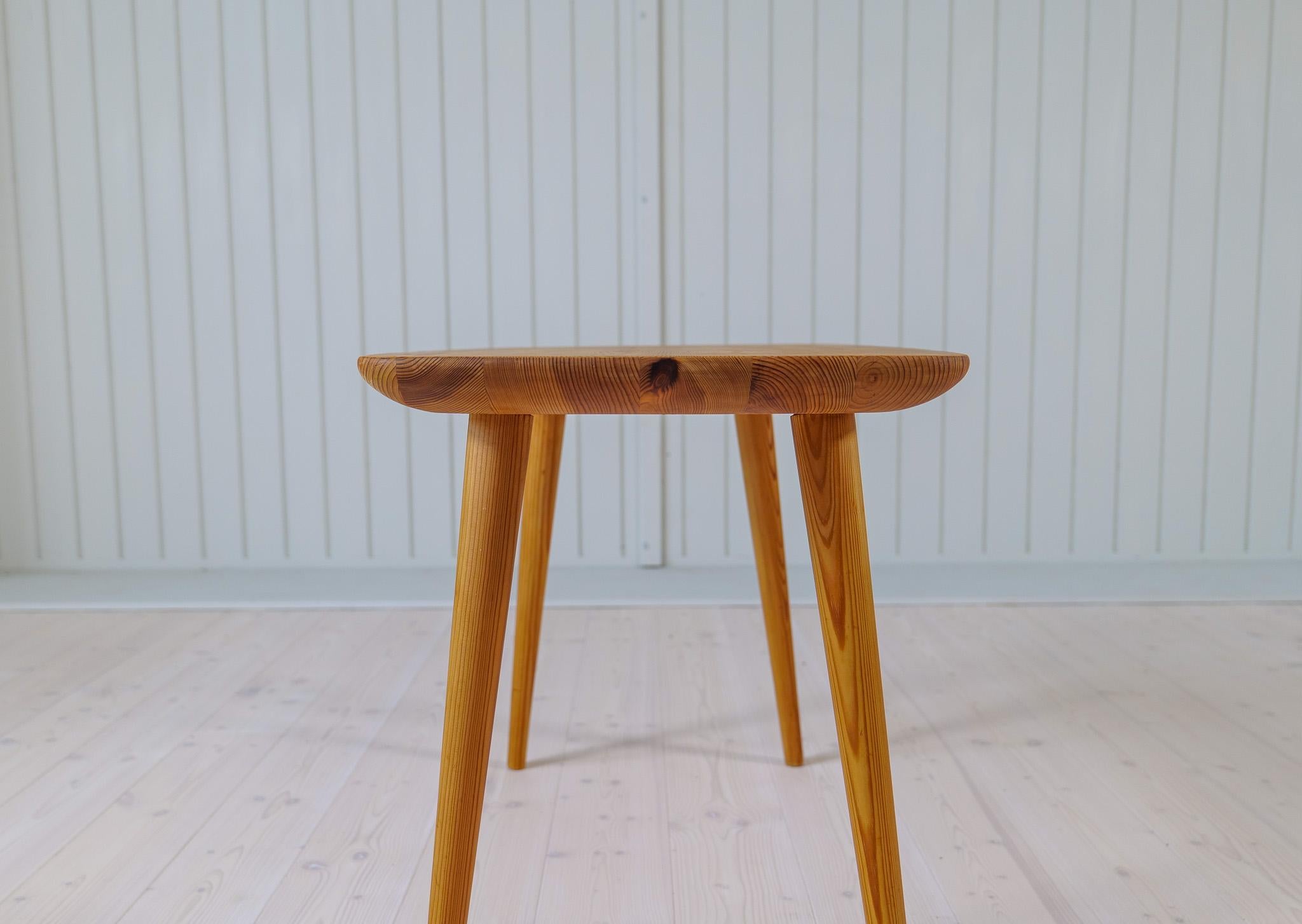 Midcentury Modern Coffe Table in Pine Sweden 1940s For Sale 10