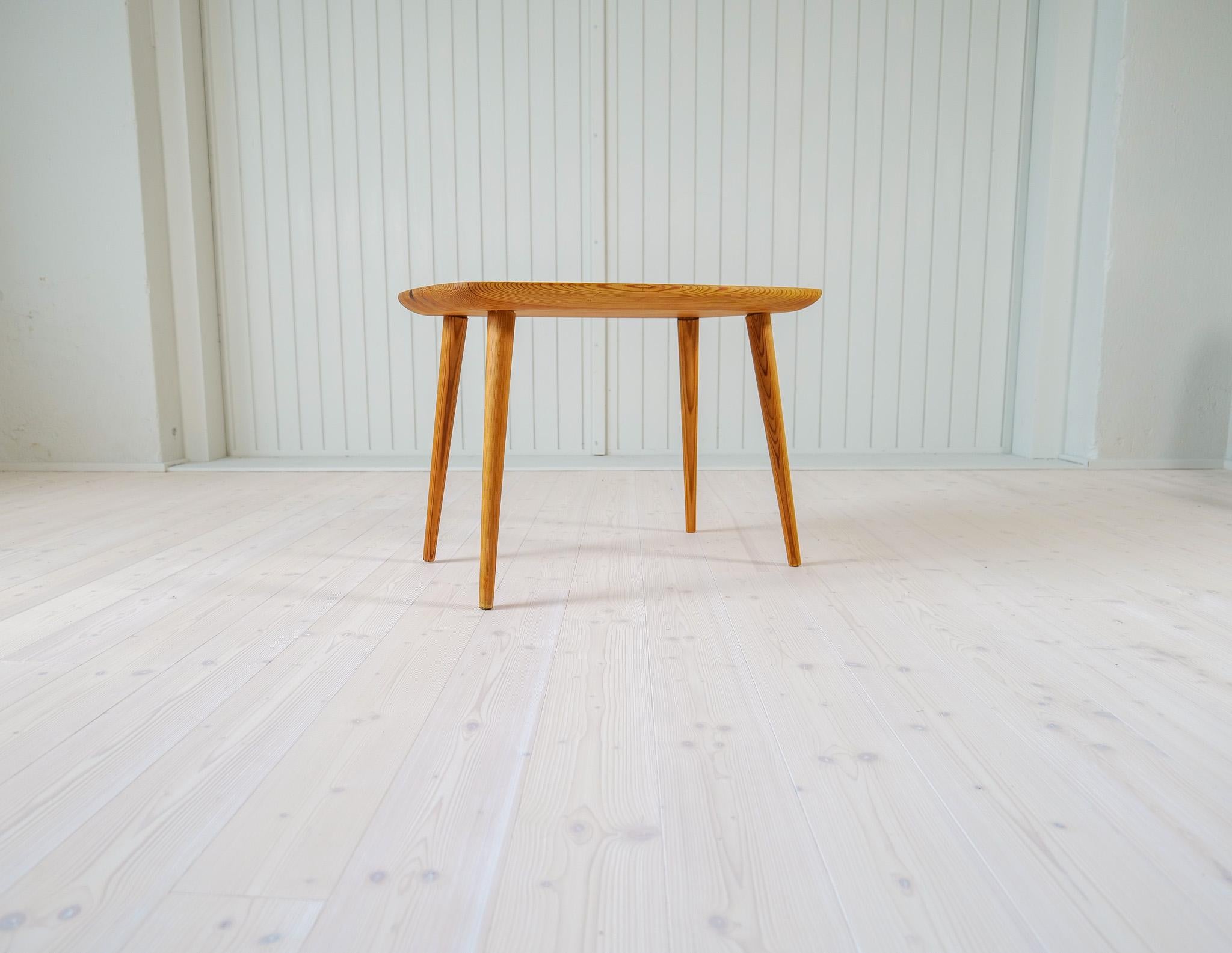 Mid-Century Modern Table basse moderne du milieu du siècle en pin, Suède, années 1940 en vente