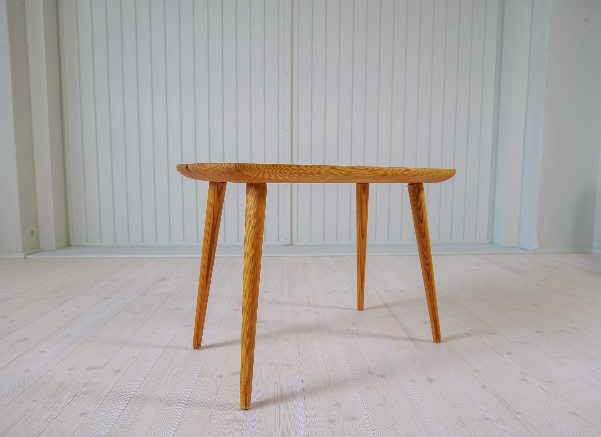 Midcentury Modern Coffe Table in Pine Sweden 1940s In Good Condition For Sale In Hillringsberg, SE