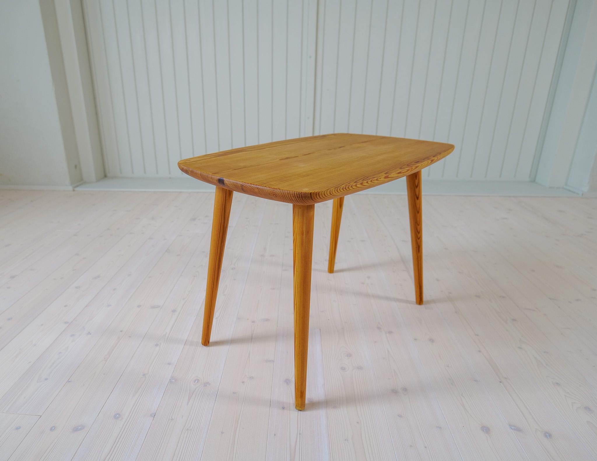 Midcentury Modern Coffe Table in Pine Sweden 1940s For Sale 2