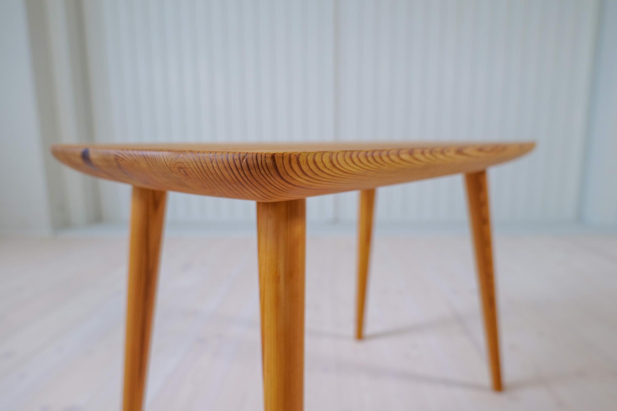 Table basse moderne du milieu du siècle en pin, Suède, années 1940 en vente 2