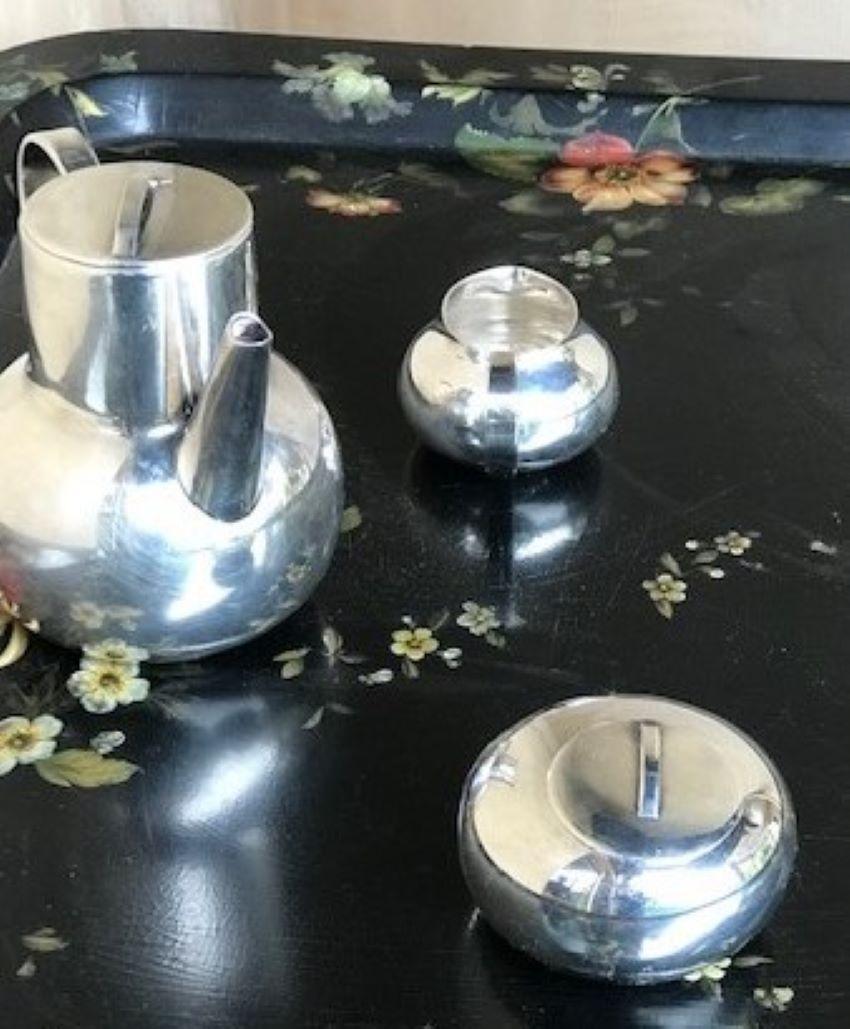 Mid-Century Modern silver plated coffee set designed by Lino Sabattini for Christofle in the 1950's. Lino Sabattini (1925 - 2016) an artistic director for Christofle created designs notable for abstract organic forms. 

Each piece is stamped on