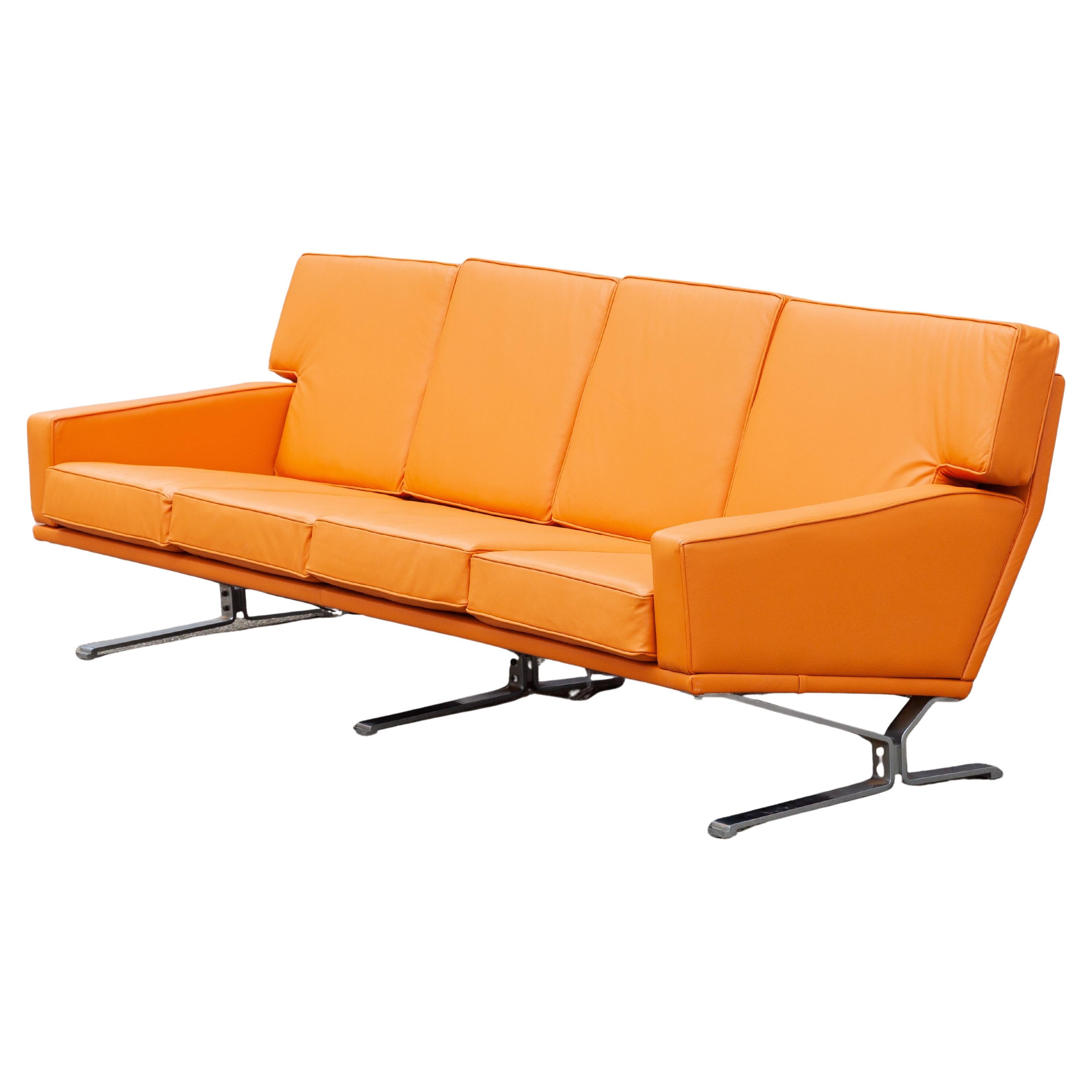 Minimalista de diseño moderno de mediados de siglo, el sofá del salón tiene un perfil geométrico sobrio que refleja el perfeccionismo objetivo y el diseño racional.El sofá descansa sobre armazones de acero inoxidable levantados sobre una base de