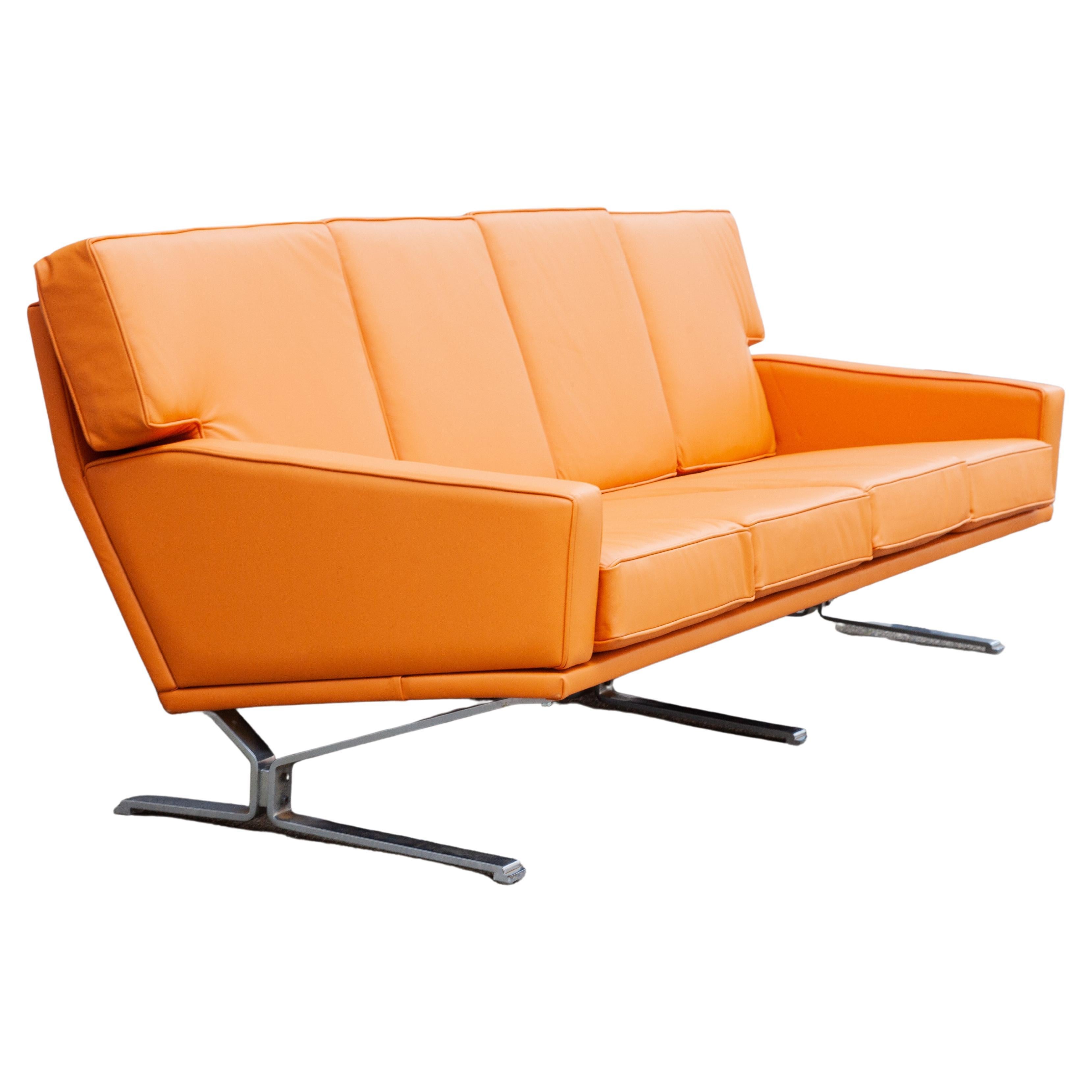 Sofá de cuatro plazas de color coñac moderno de mediados de siglo, sofá cama Años 60, Alemania Moderno de mediados de siglo en venta