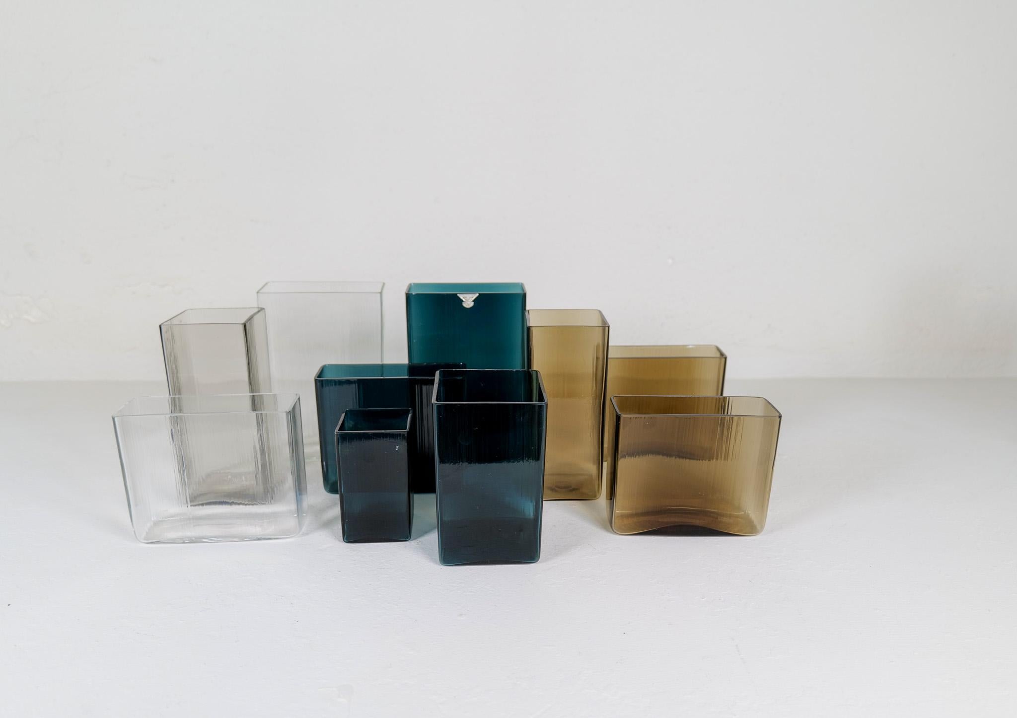 Moderne Kollektion von zehn Gullaskruf-Vasen aus der Mitte des Jahrhunderts, Schweden, 1960er Jahre (Moderne der Mitte des Jahrhunderts) im Angebot