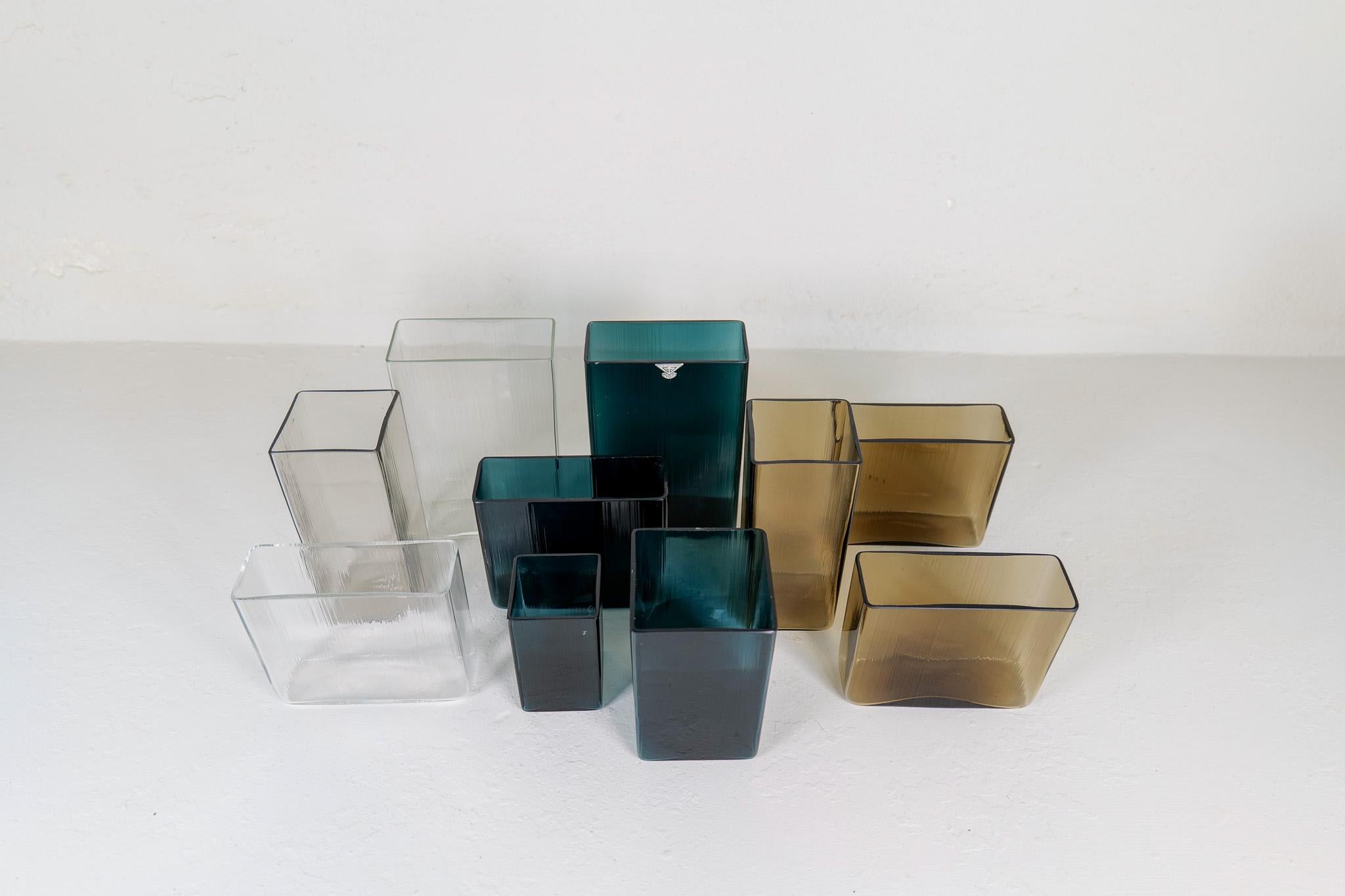 Moderne Kollektion von zehn Gullaskruf-Vasen aus der Mitte des Jahrhunderts, Schweden, 1960er Jahre (Schwedisch) im Angebot