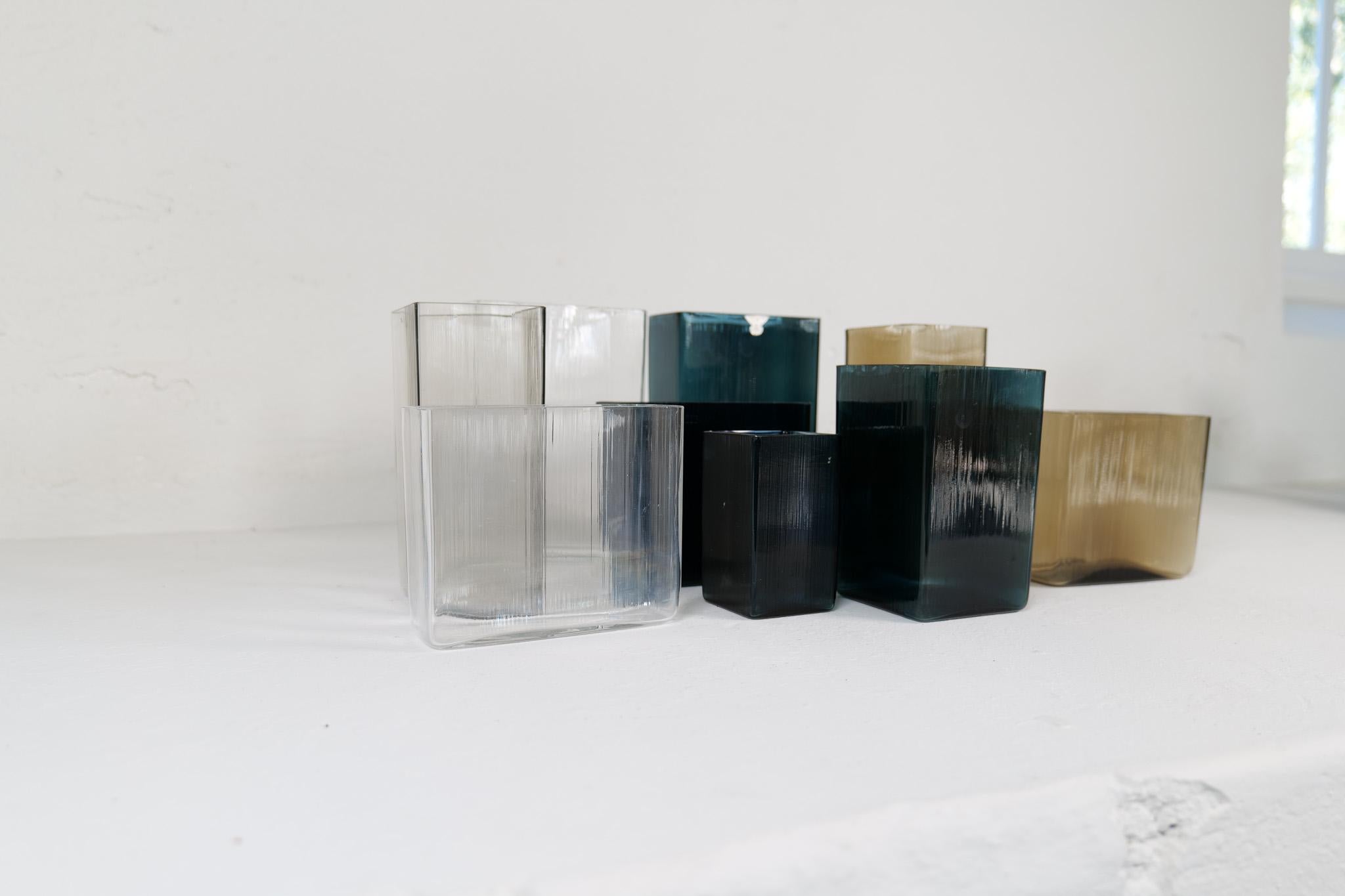 Moderne Kollektion von zehn Gullaskruf-Vasen aus der Mitte des Jahrhunderts, Schweden, 1960er Jahre (Glaskunst) im Angebot