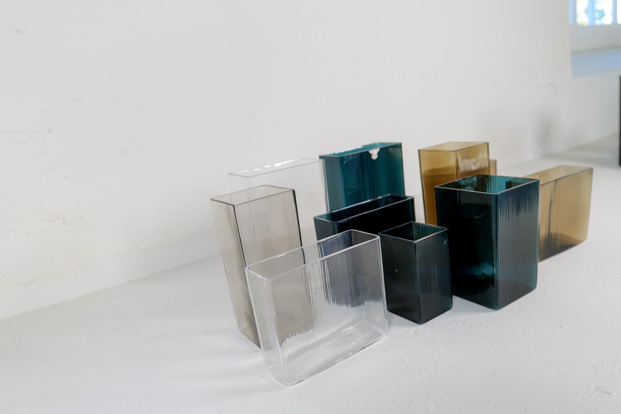 Moderne Kollektion von zehn Gullaskruf-Vasen aus der Mitte des Jahrhunderts, Schweden, 1960er Jahre im Angebot 1