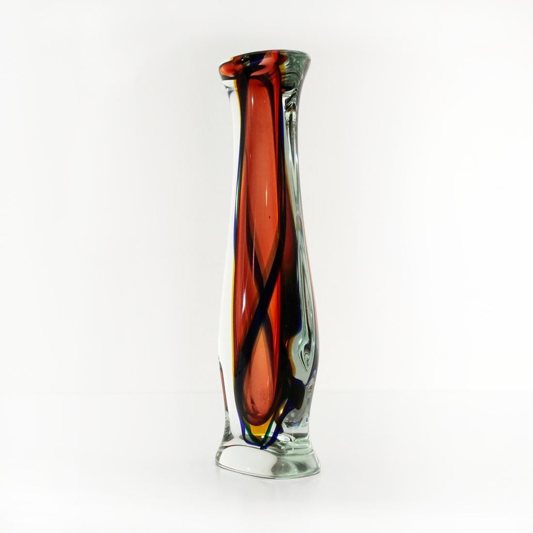 Italian-made flower vase produced in the 1950s.
Structure in hand blown transparent Murano glass with insertion of the colors red, yellow, green and blue.
Good general conditions.

Dimensions: Length 14 cm, depth 6.5 cm, height 37 cm.
 