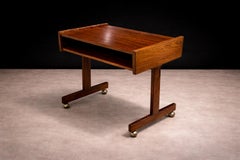 Consola moderna de mediados de siglo en madera noble y ruedas cromadas. Sergio Rodrigues, Brasil