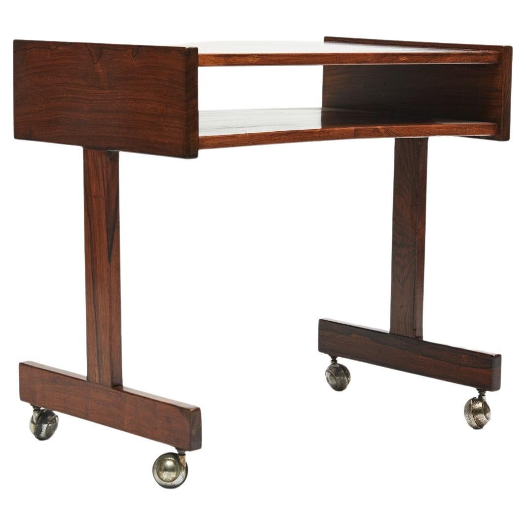 Consola moderna de mediados de siglo en madera noble y ruedas cromadas. Sergio Rodrigues, Brasil Moderno de mediados de siglo en venta