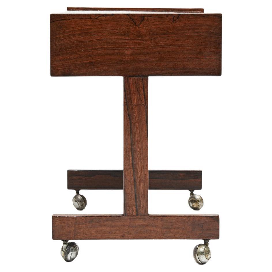 Consola moderna de mediados de siglo en madera noble y ruedas cromadas. Sergio Rodrigues, Brasil Brasileño en venta