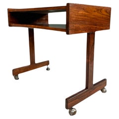 Consola moderna de mediados de siglo en madera noble y ruedas cromadas. Sergio Rodrigues, Brasil