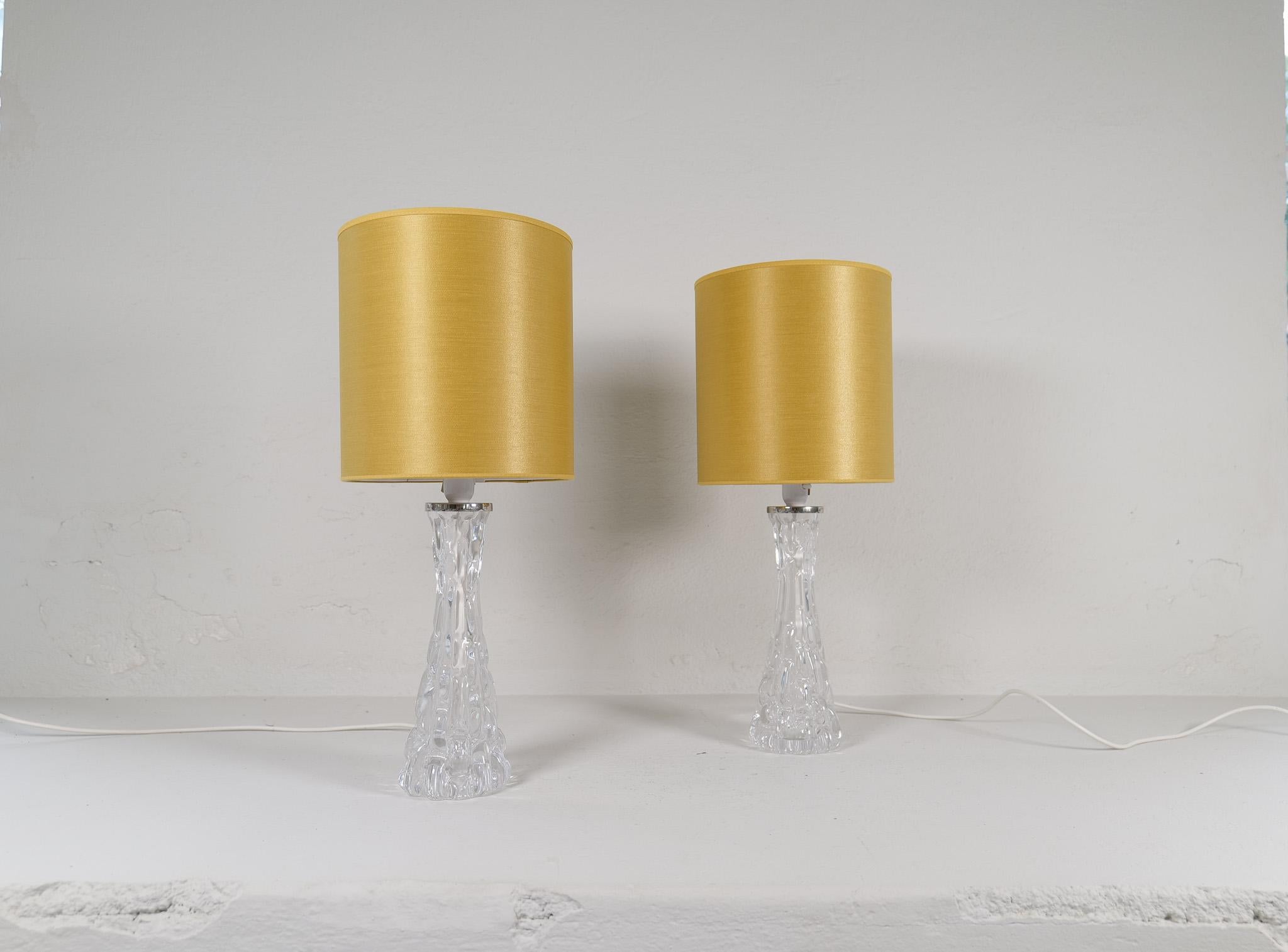 Exceptionnelle paire de lampes en cristal en forme de sablier avec des accessoires en nickel poli. Les lampes ont été fabriquées en Suède par Orrefors glasbruk.
Le designer Carl Fagerlund a créé un verre qui allie parfaitement l'art et la fonction.