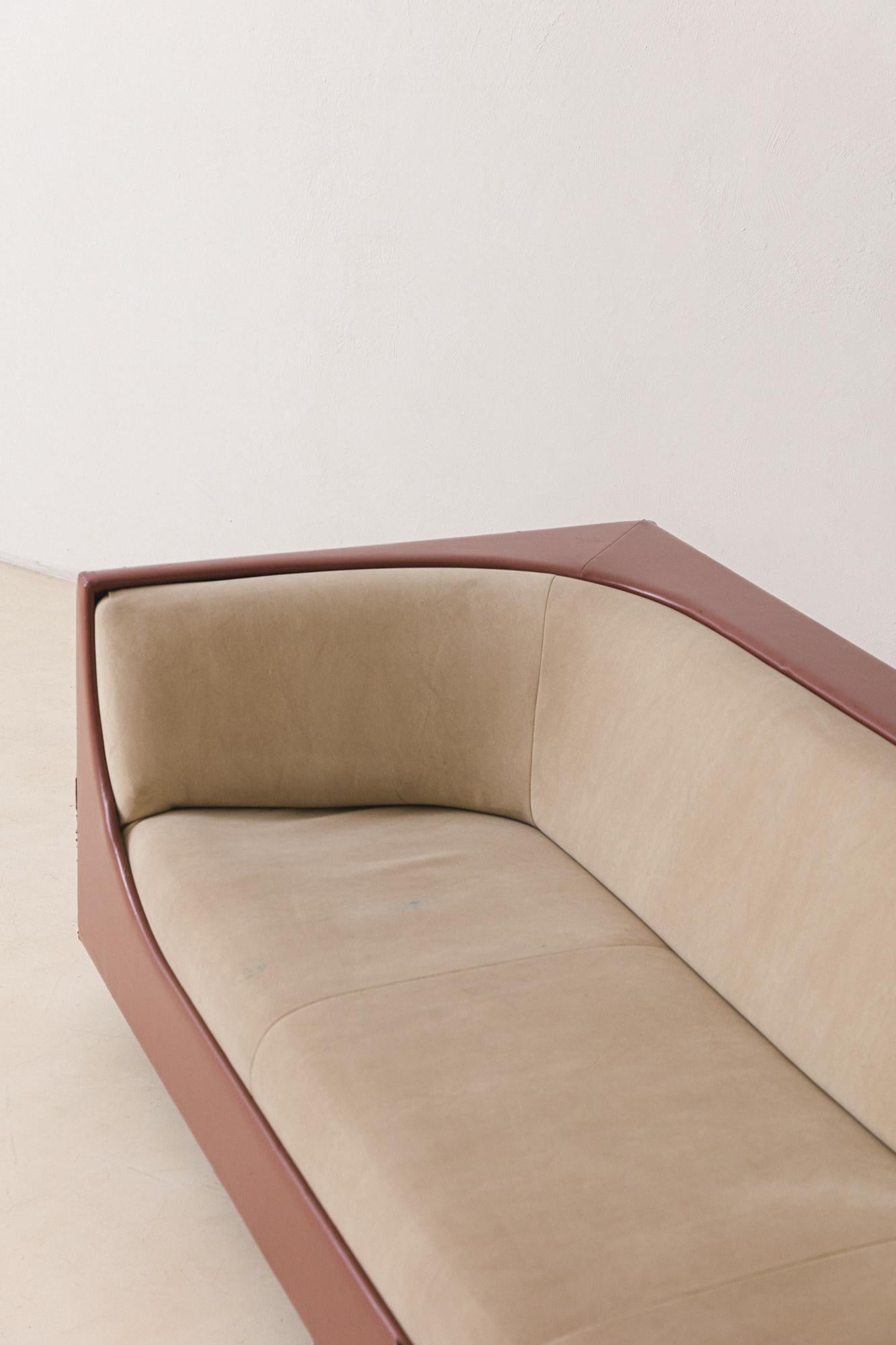 The cube sofa was designed by Jorge Zalszupin (1922-2020) in the 1970s.

The elegance, a feature of Zalszupin designs, on this piece does not come from sculpted wood details or the delicacy and lightness of curves but the well-shaped solid