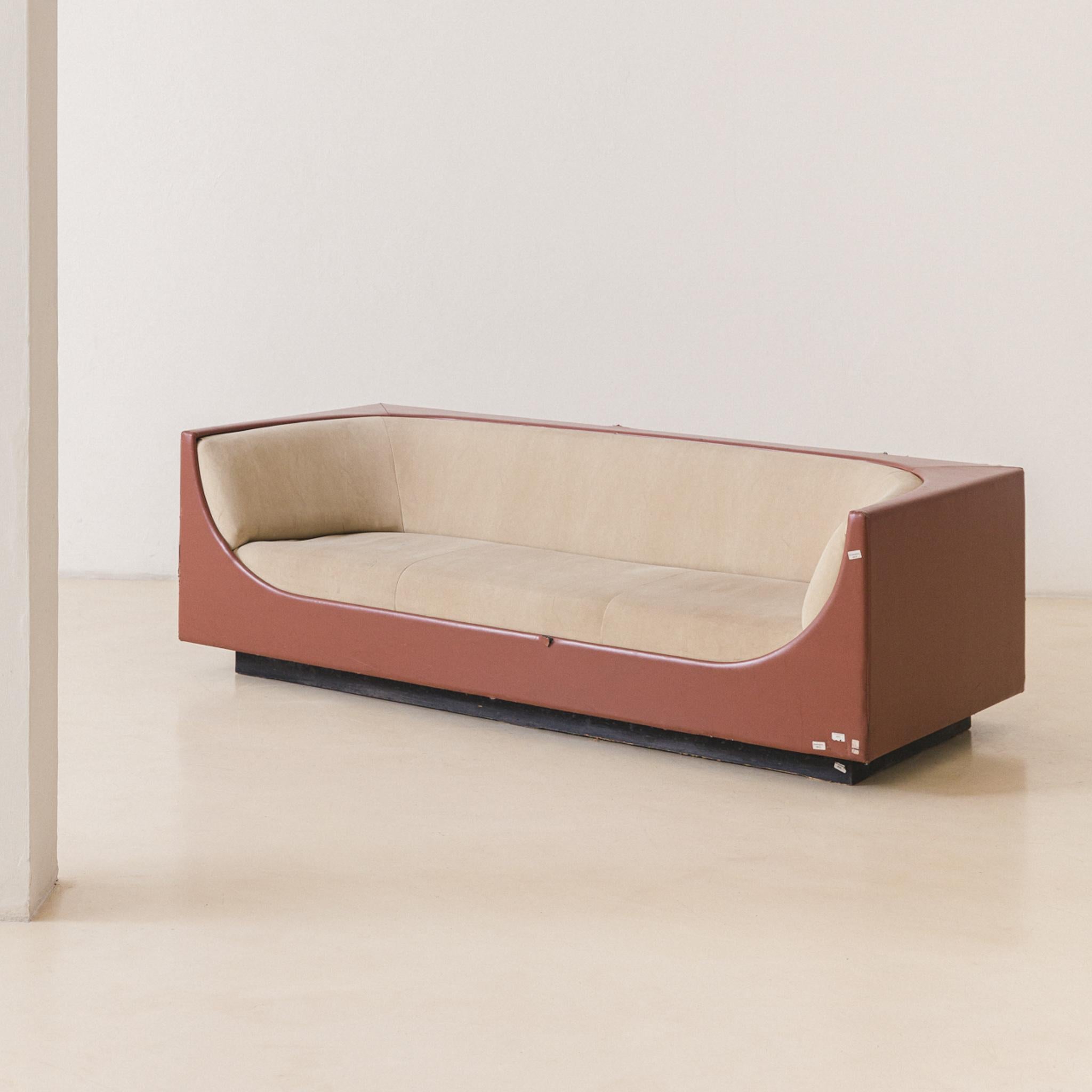 Canapé cubique moderne du milieu du siècle dernier du designer brésilien Jorge Zalszupin, 1970 Bon état - En vente à New York, NY