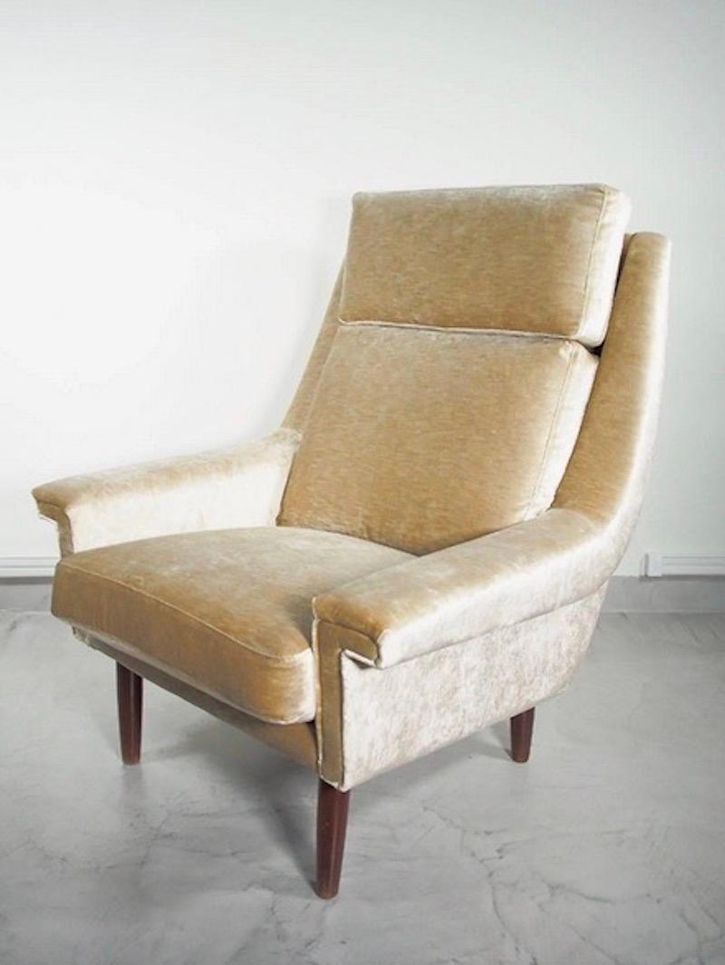 Chaise de salon danoise des années 1950 retapissée en velours beige légèrement brillant. Pieds ronds en bois teinté. Siège très confortable.