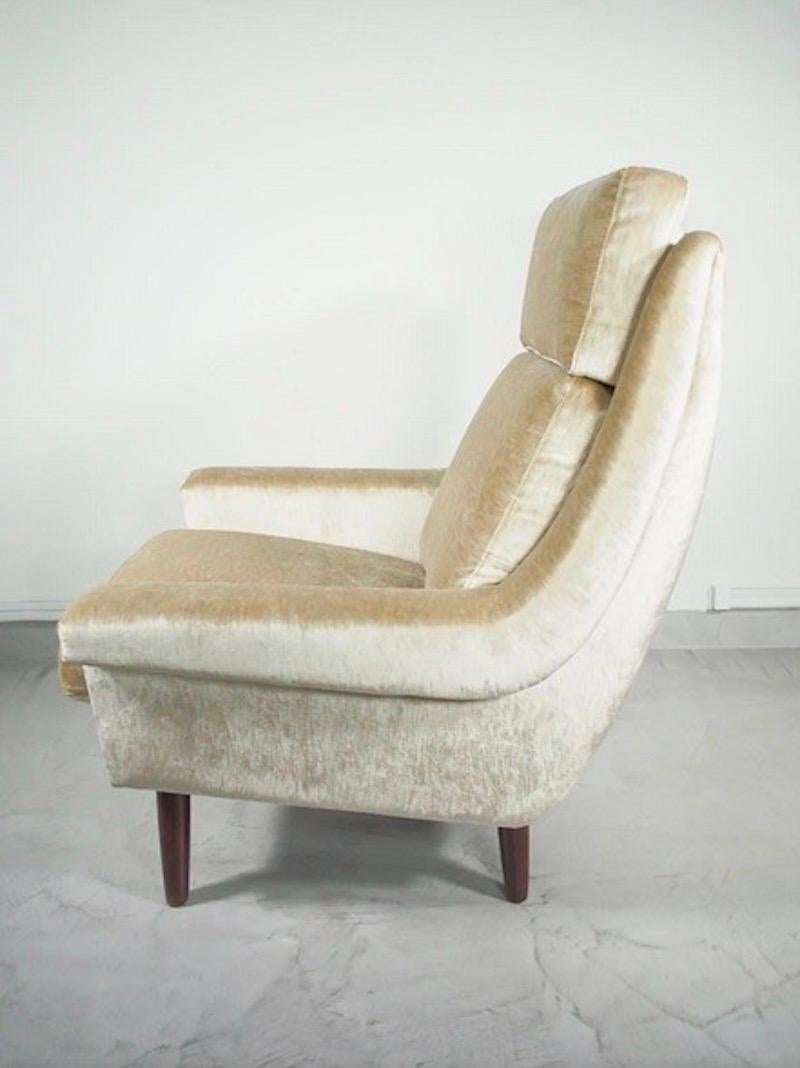 Mid-Century Modern Fauteuil en velours beige danois The Moderns en vente