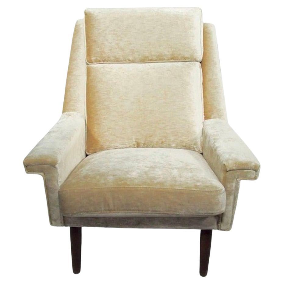 Fauteuil en velours beige danois The Moderns