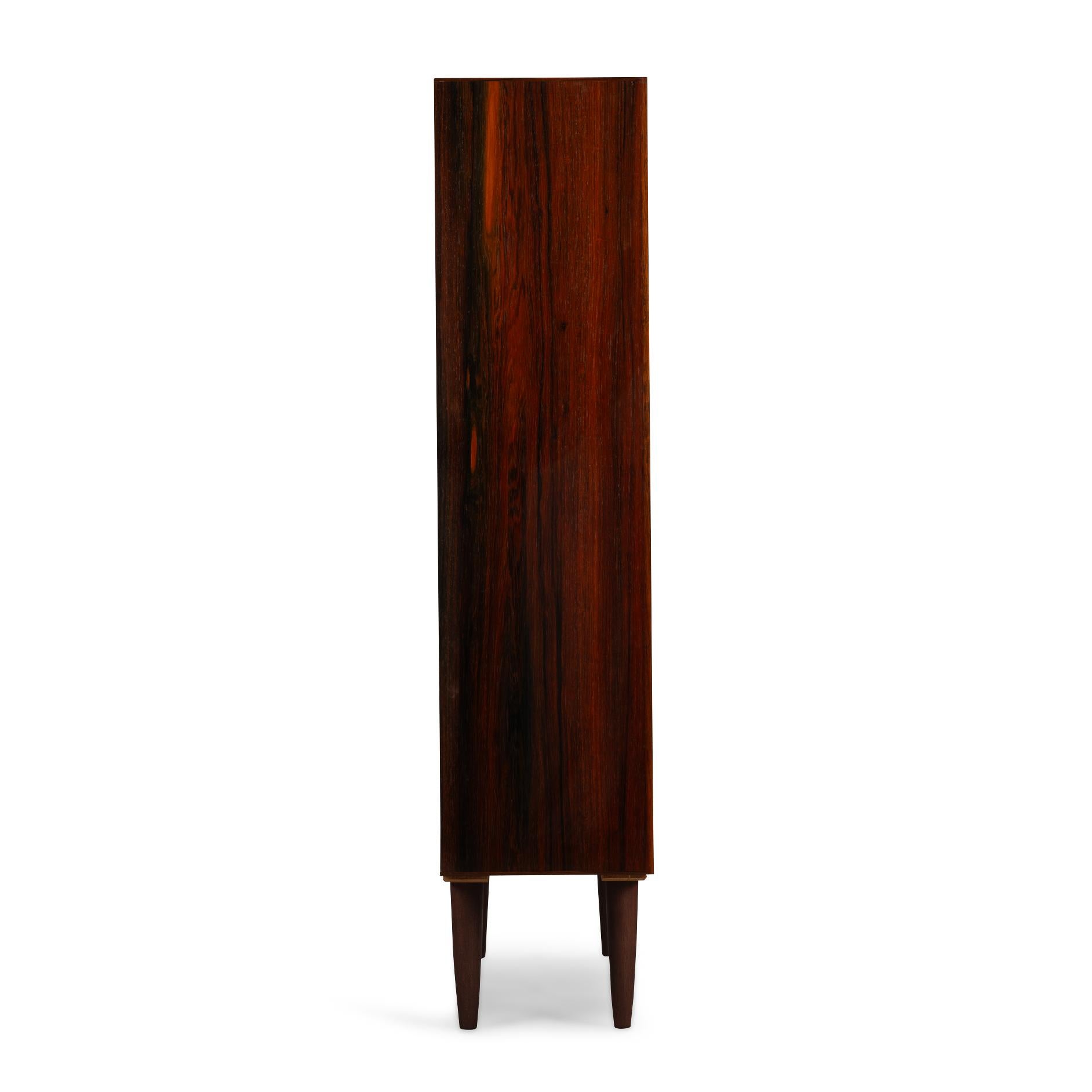 Libreria
Libreria di design danese di metà secolo in legno impiallacciato di palissandro. Purtroppo non siamo riusciti a identificare il progettista e il produttore dell'armadio di qualità. Ma questo significa un prezzo più vantaggioso ;-)

I