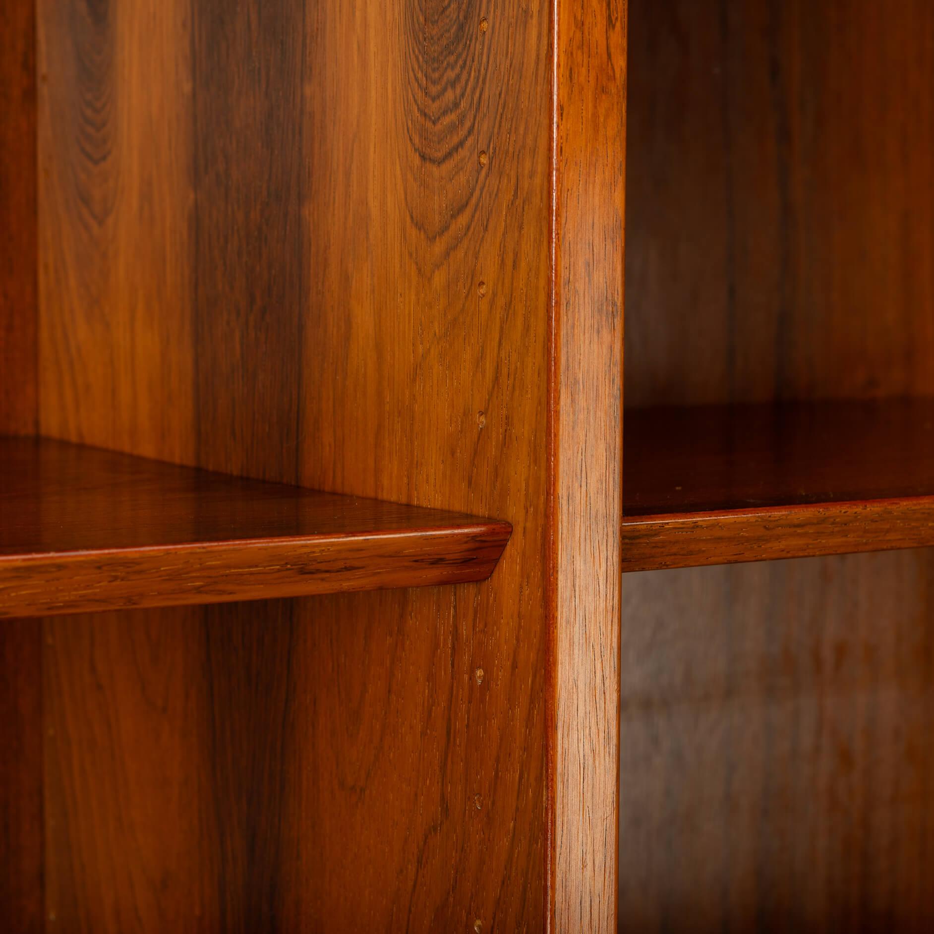 Midcentury Modern Danish Design Rosewood Bookcase by Hundevad & Co, 1960s In Good Condition For Sale In Breda, Netherlands