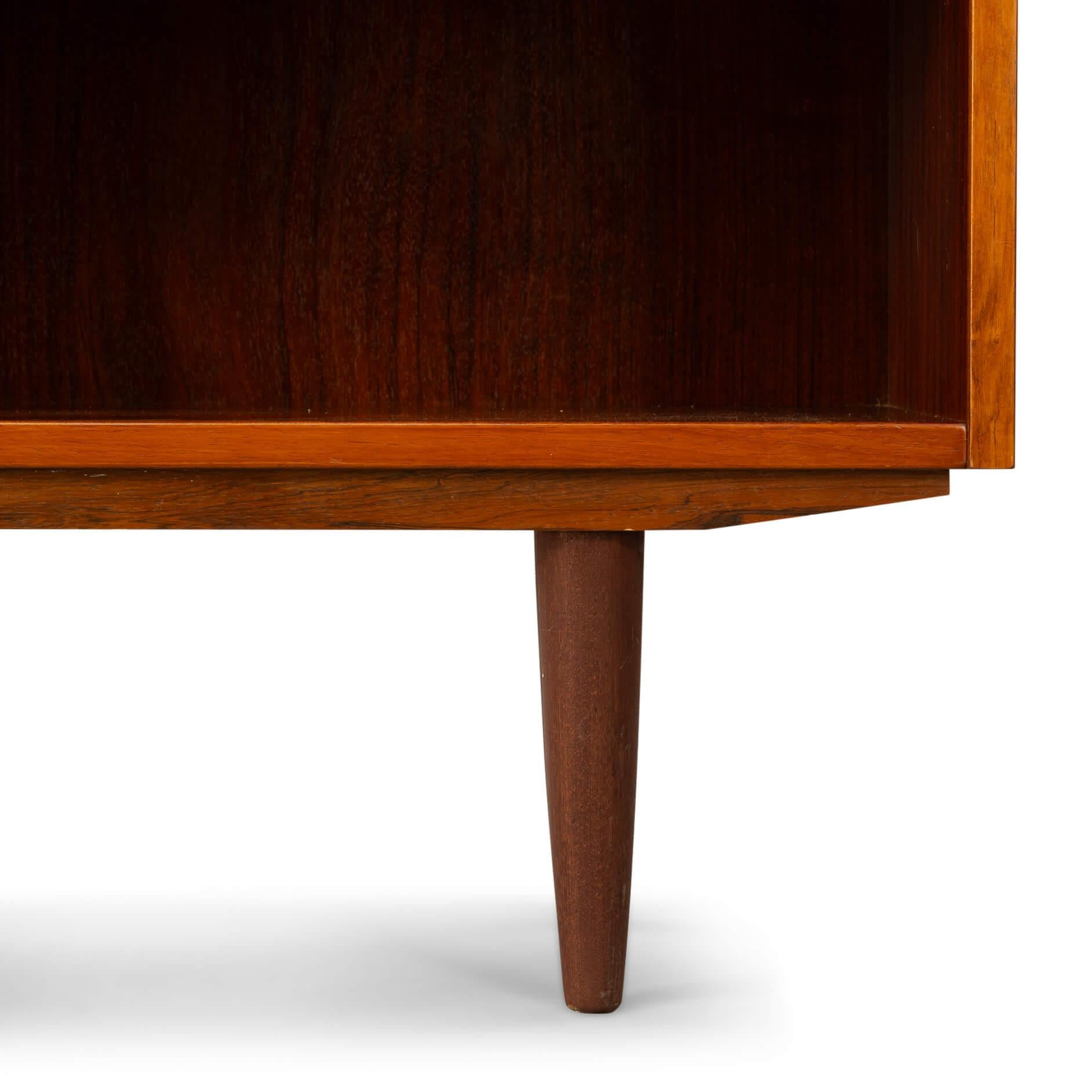 Librería de palisandro de diseño danés moderno de mediados de siglo de Hundevad & Co, años 60 mediados del siglo XX en venta